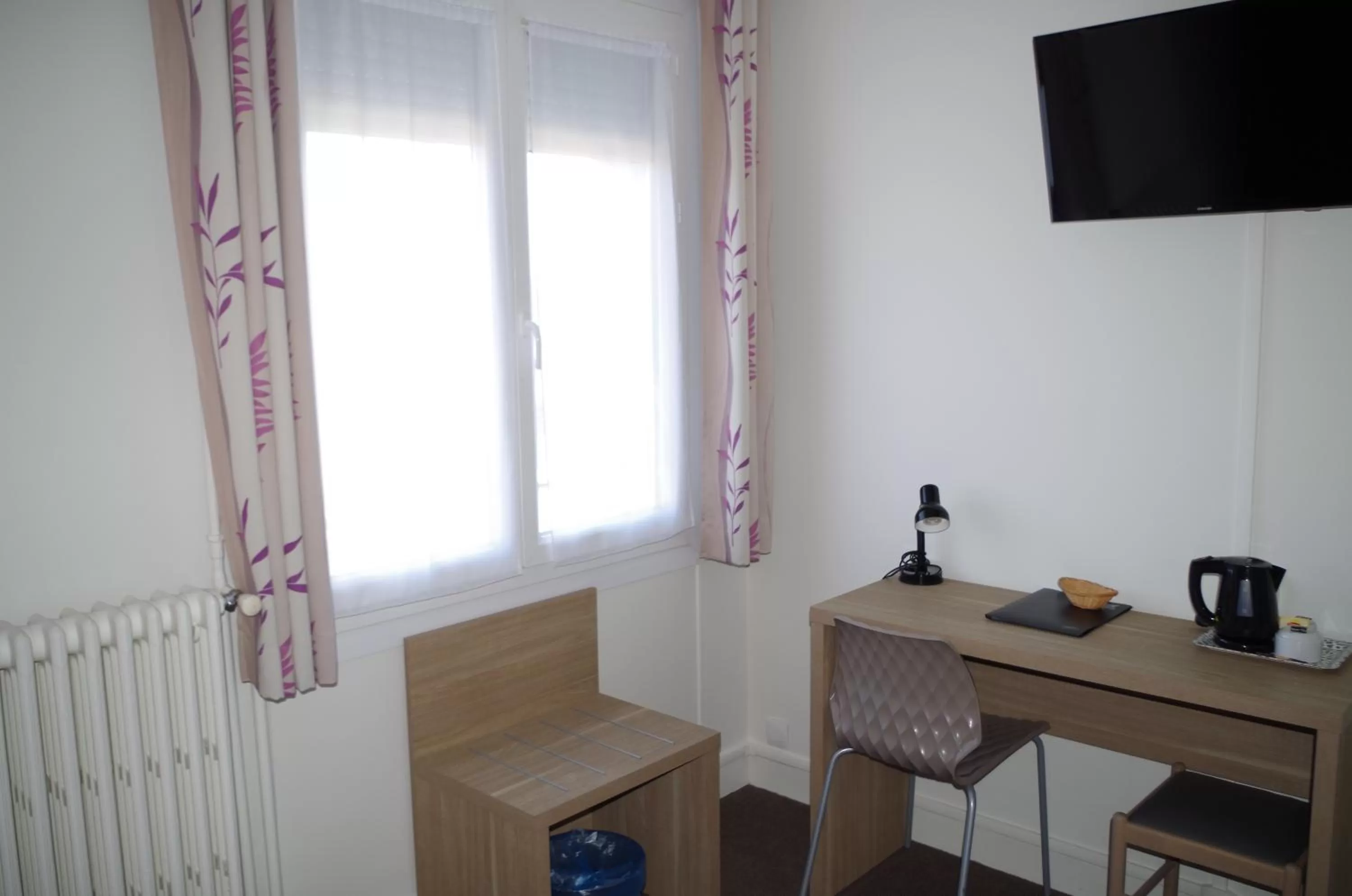 TV and multimedia in The Originals City, Hôtel Le Savoy, Caen