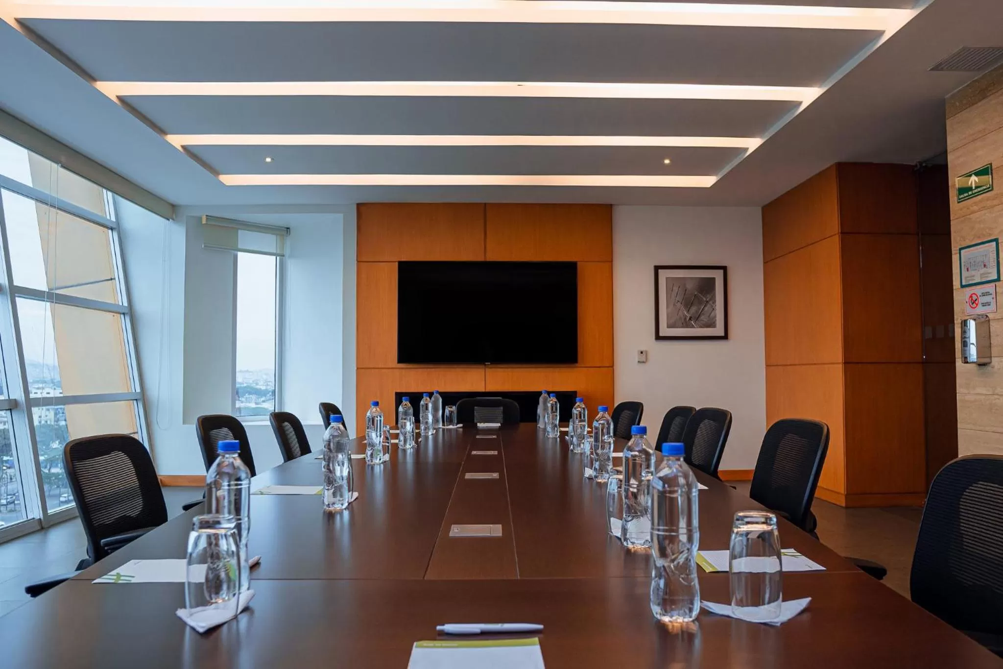 Meeting/conference room in Holiday Inn Guayaquil Airport by IHG