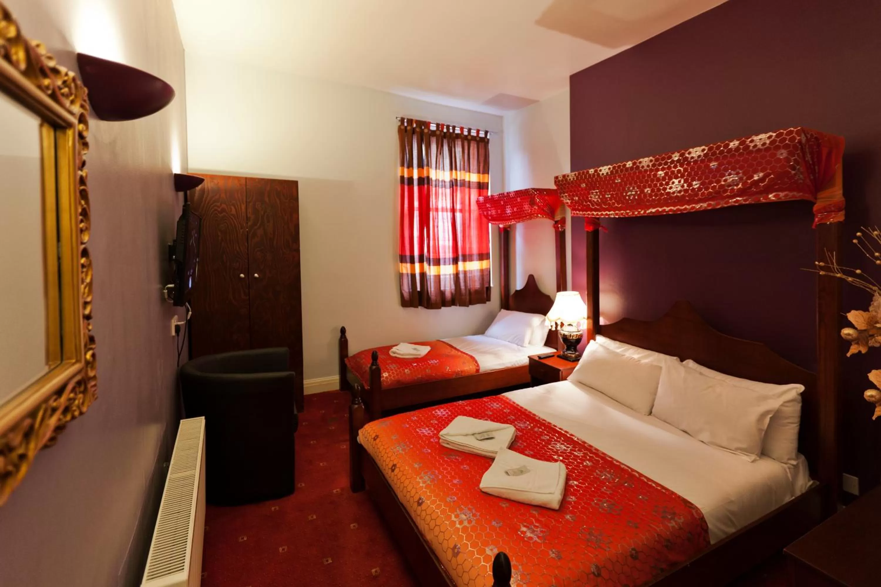 Restaurant/places to eat, Bed in Islington Inn