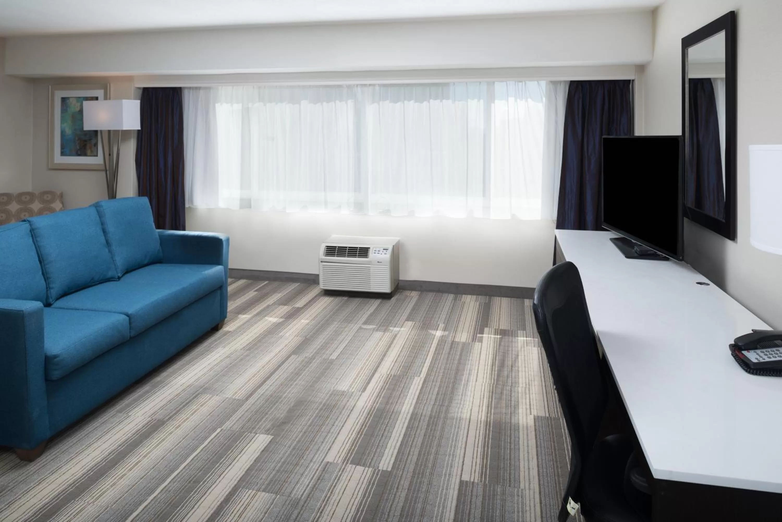 Photo of the whole room, Bed in Holiday Inn Express - Downtown San Diego by IHG