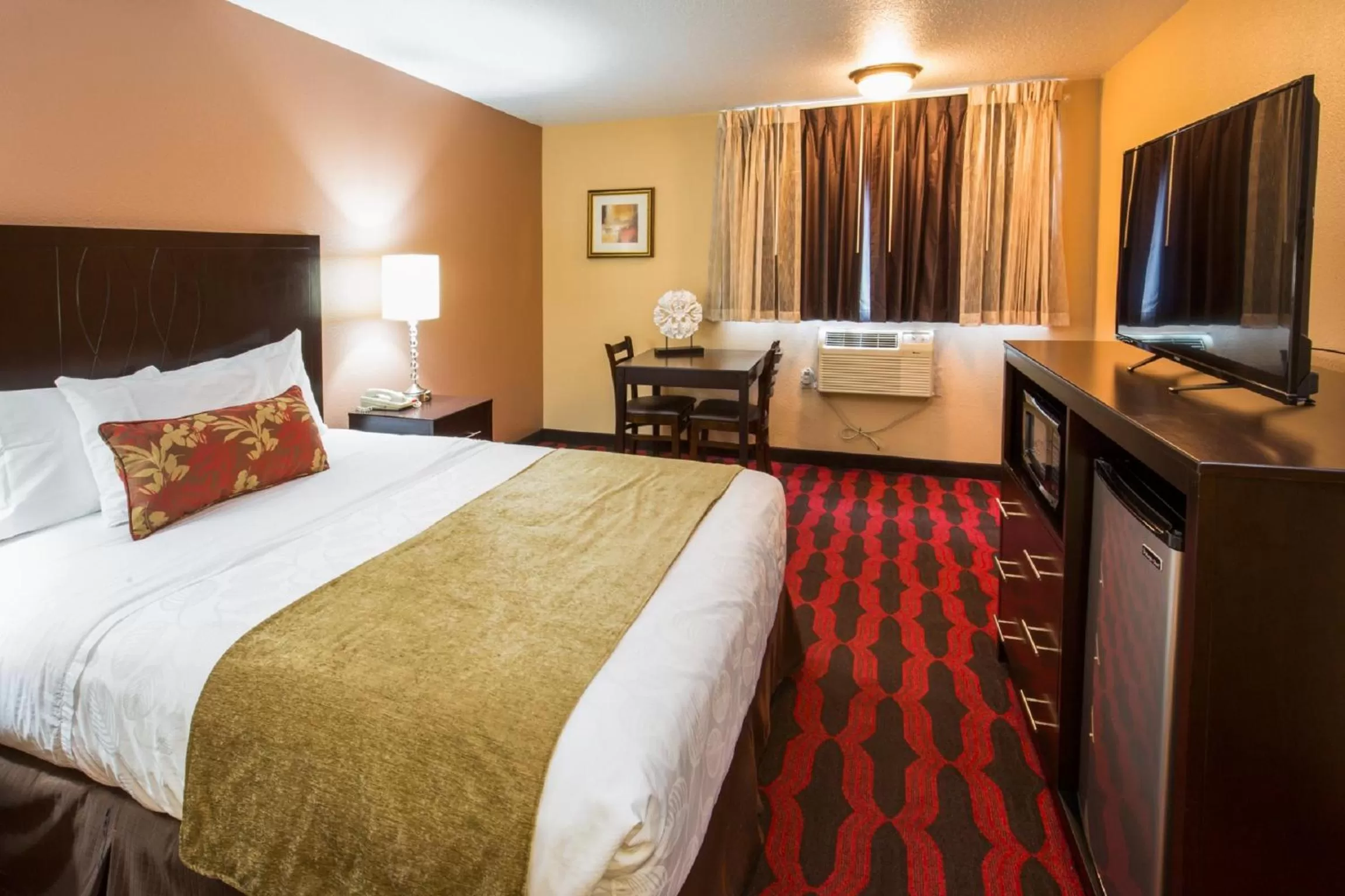 Queen Room - Disability Access/Non-Smoking in Travelodge by Wyndham East Portland/Gresham