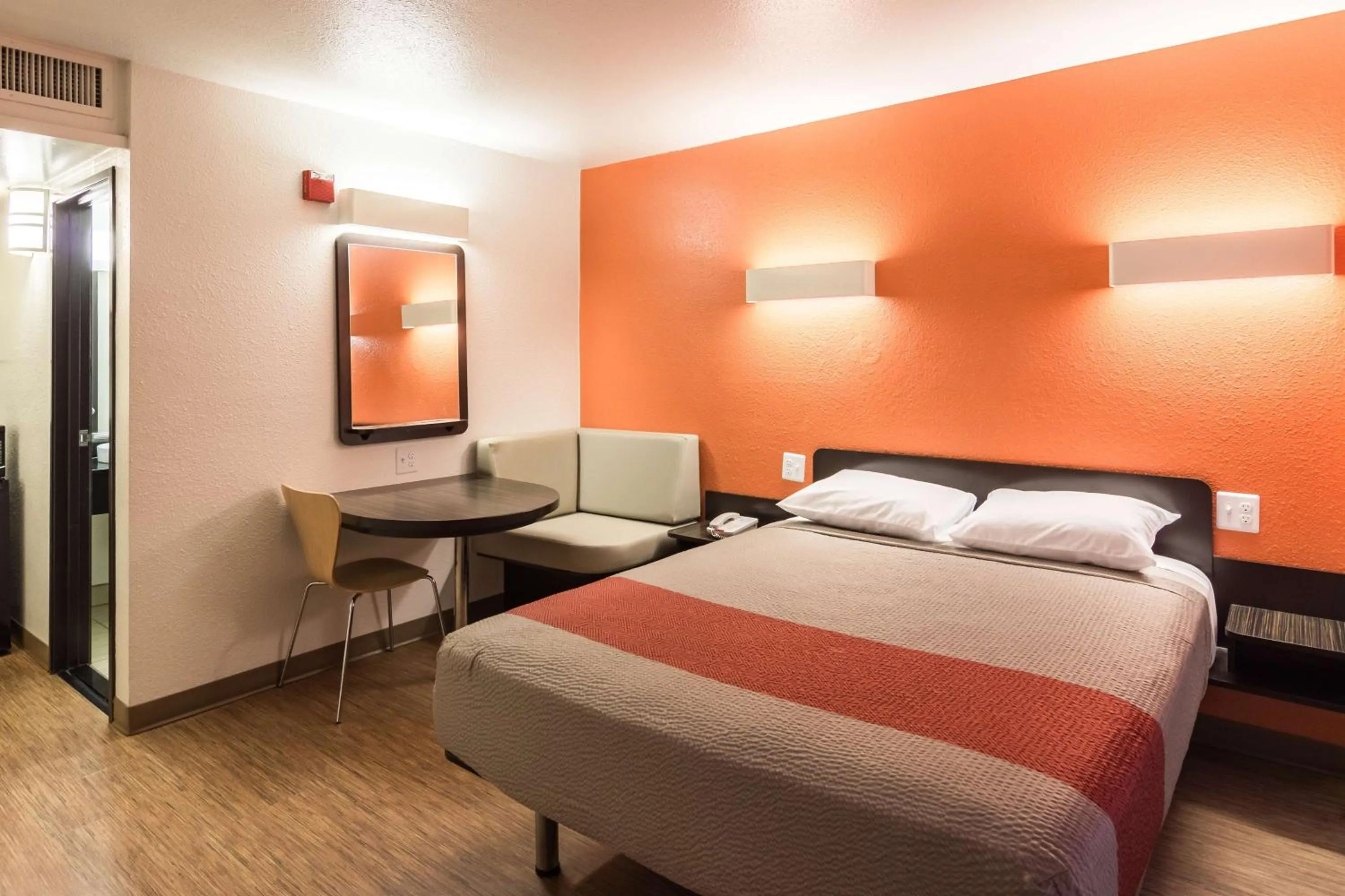 Photo of the whole room, Bed in Motel 6-Oroville, CA