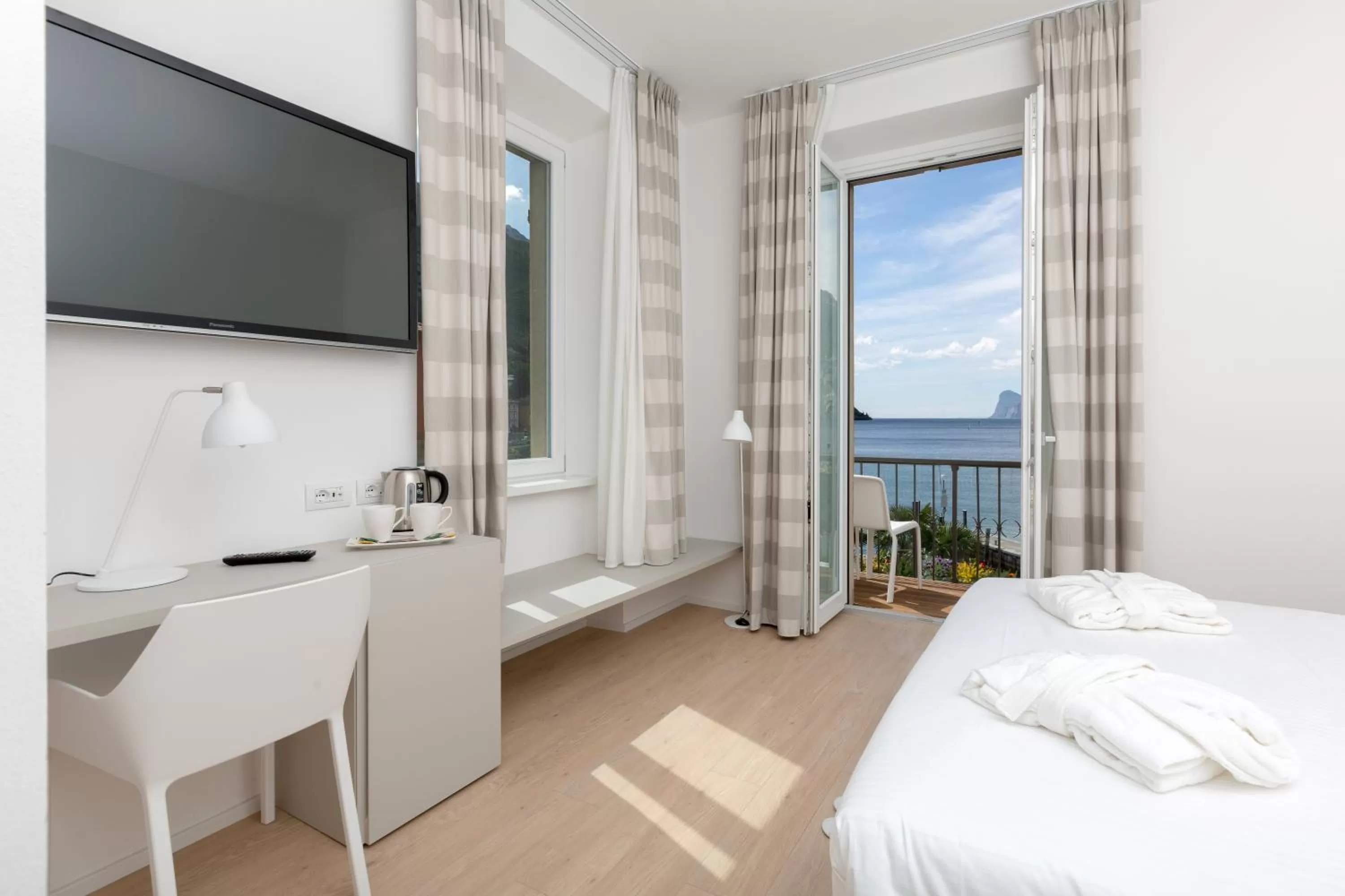 Lake view, Bed in Hotel Lago Di Garda