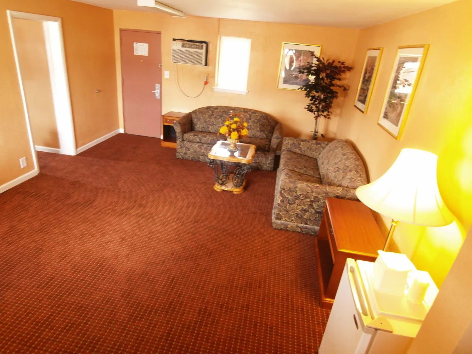 Kitchen or kitchenette, Seating Area in Parkway Inn Philadelphia Airport