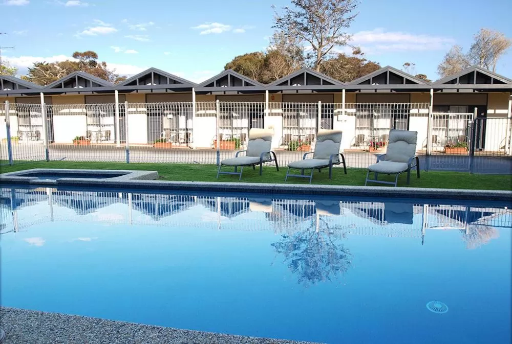 Swimming Pool in Mornington Motel