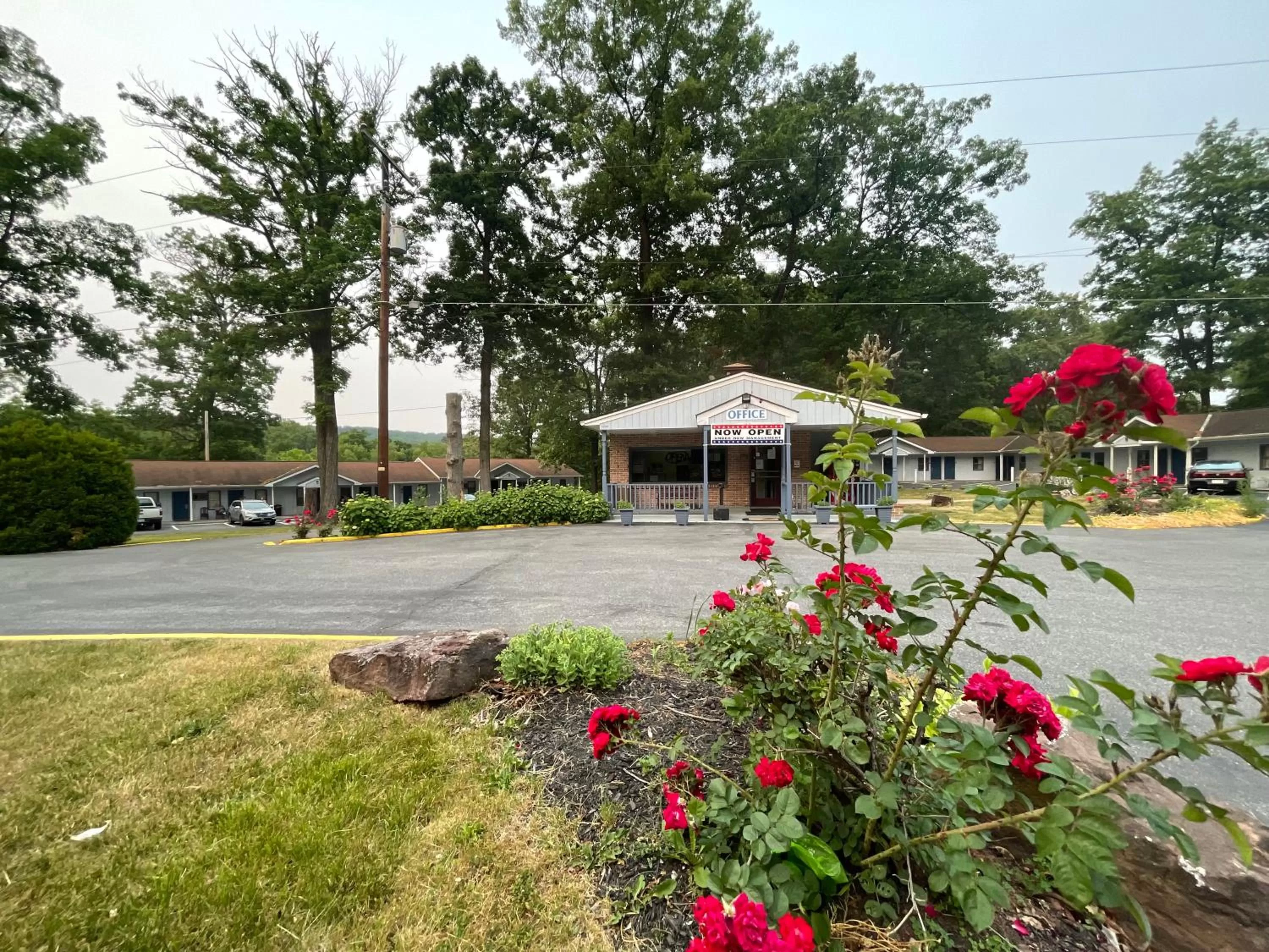 Facade/entrance in Pennswoods Inn