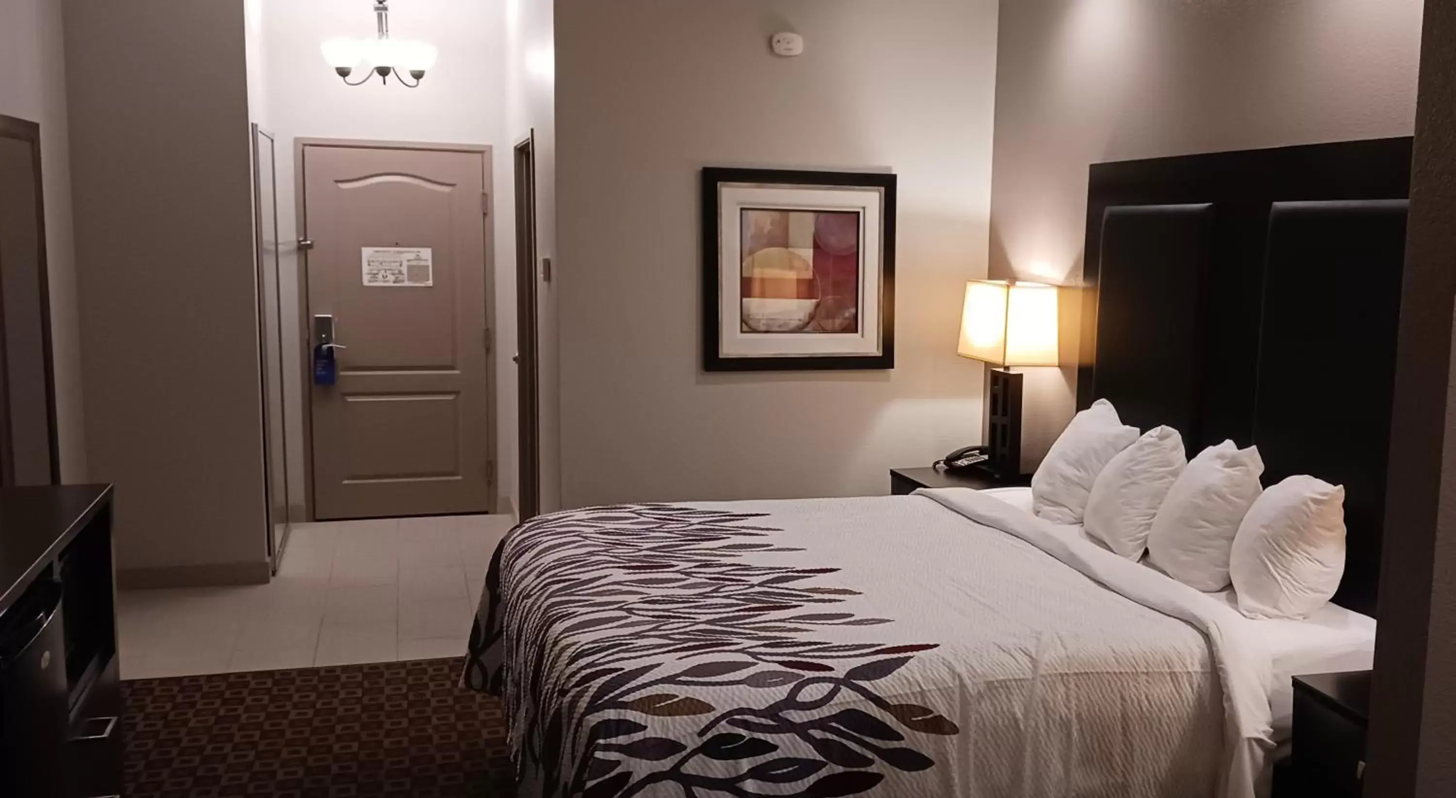 Suite King Room Disability Access/Roll-In Shower Non-Smoking in Red Roof Inn & Suites Longview Suite King Room Disability Access/Roll-In Shower Non-Smoking in Red Roof Inn & Suites Longview