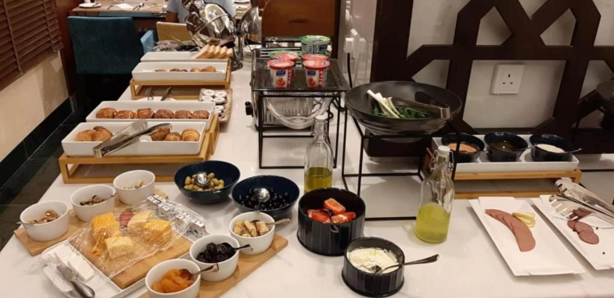 Restaurant/places to eat in Three Points Al Salama