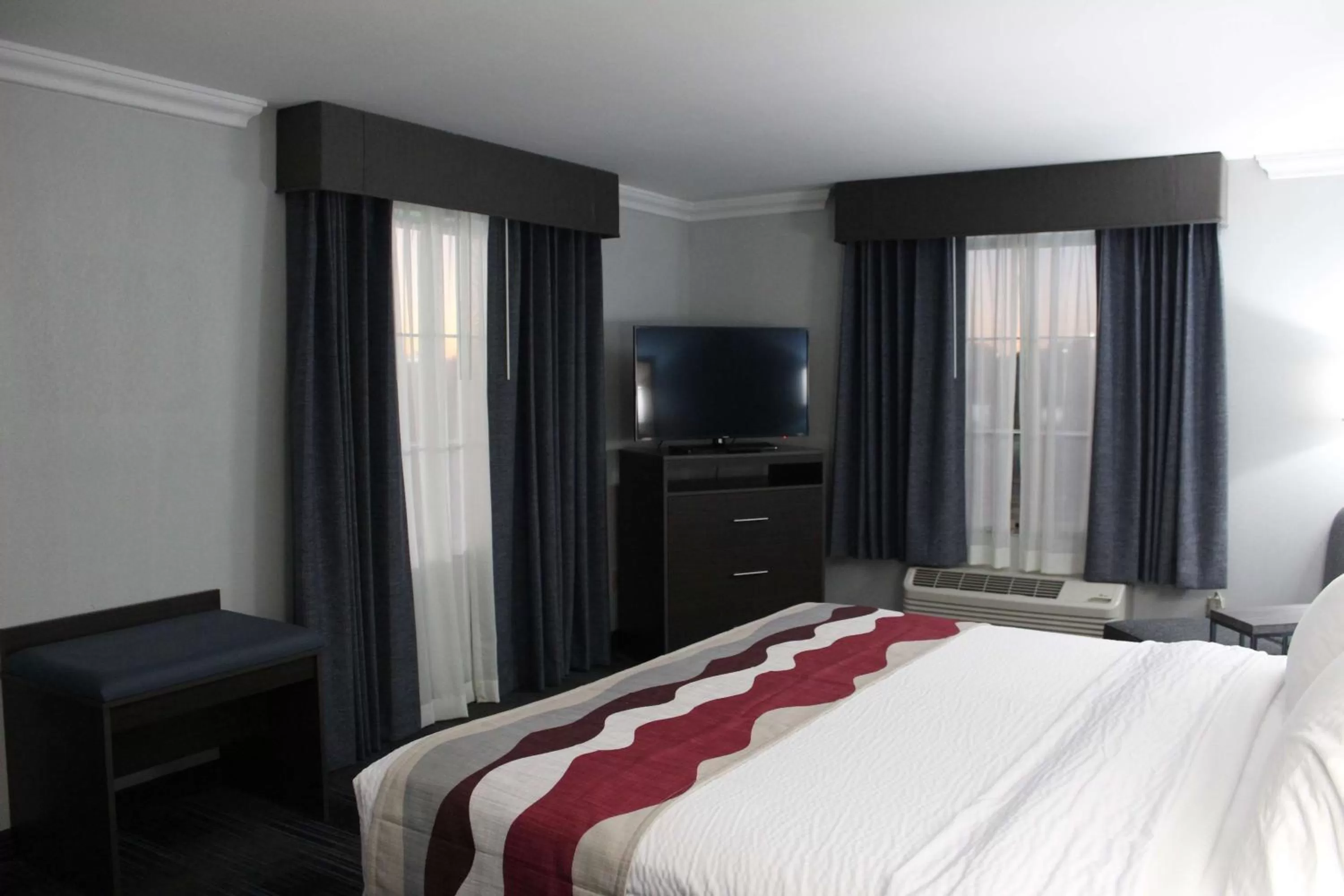 Corner King Suite with Sofa Bed in Best Western Medical Center North Inn & Suites Near Six Flags