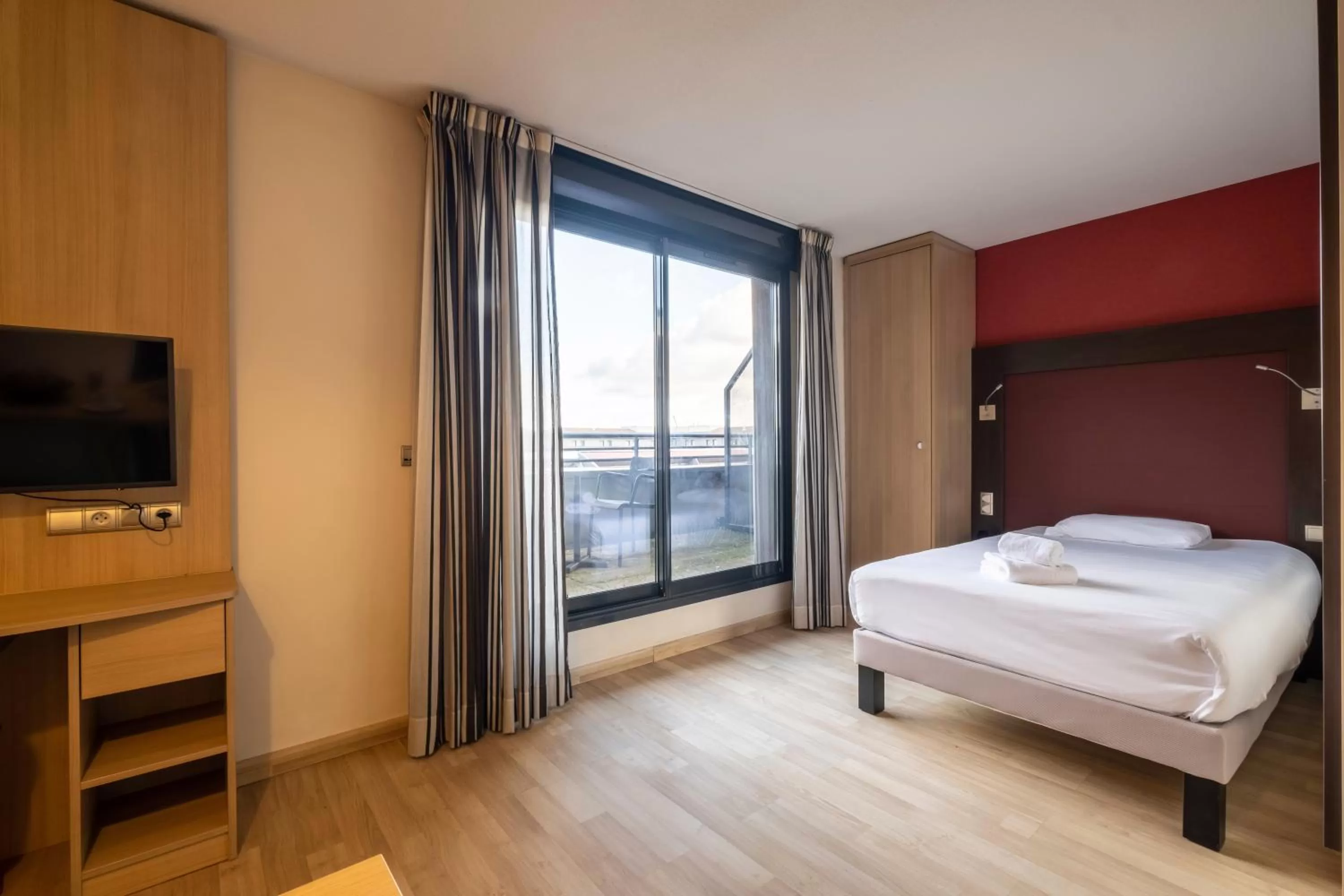 Photo of the whole room, Bed in Clarion Aparthotel Toulouse Blagnac Airport