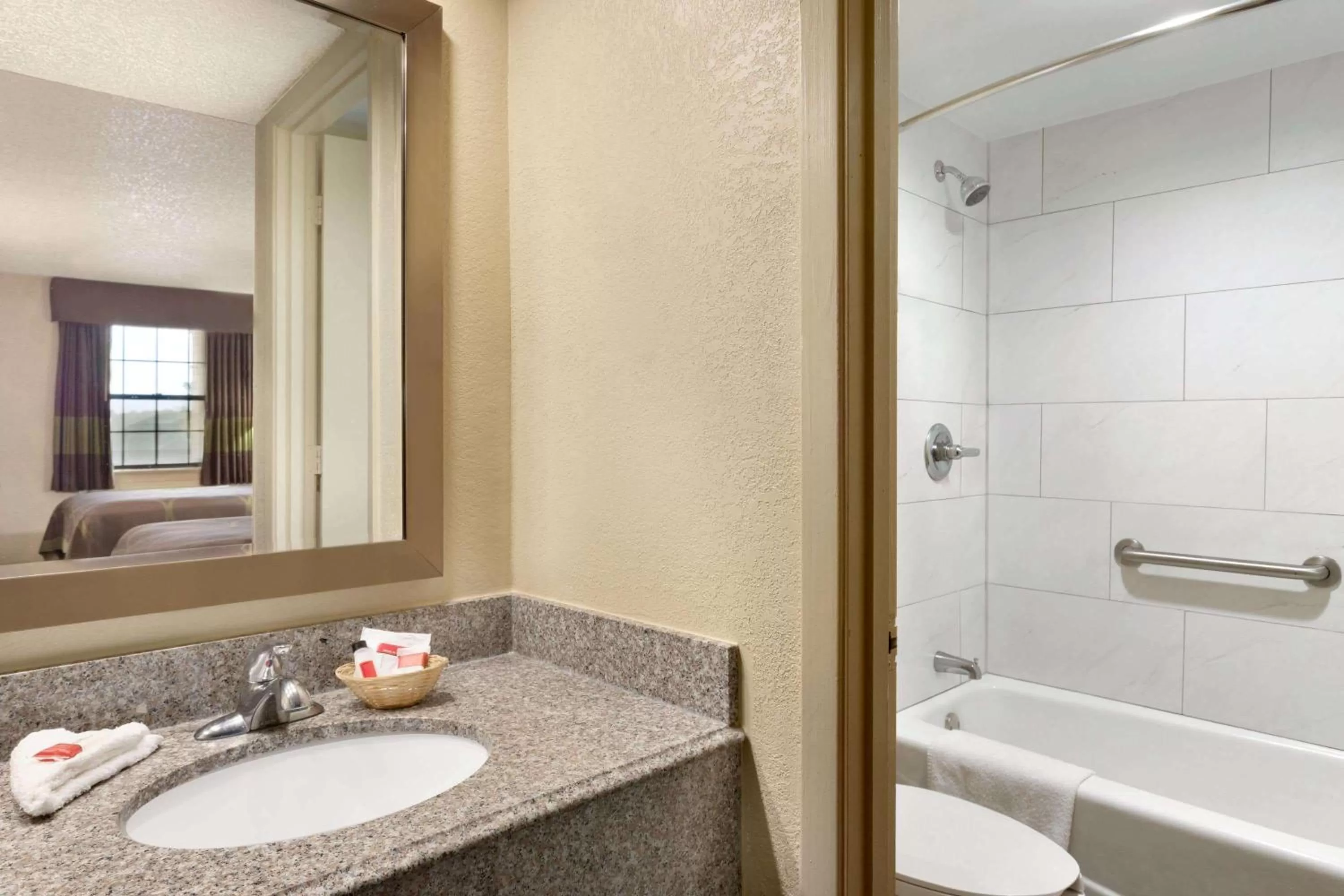 Bathroom in Super 8 by Wyndham Ruston