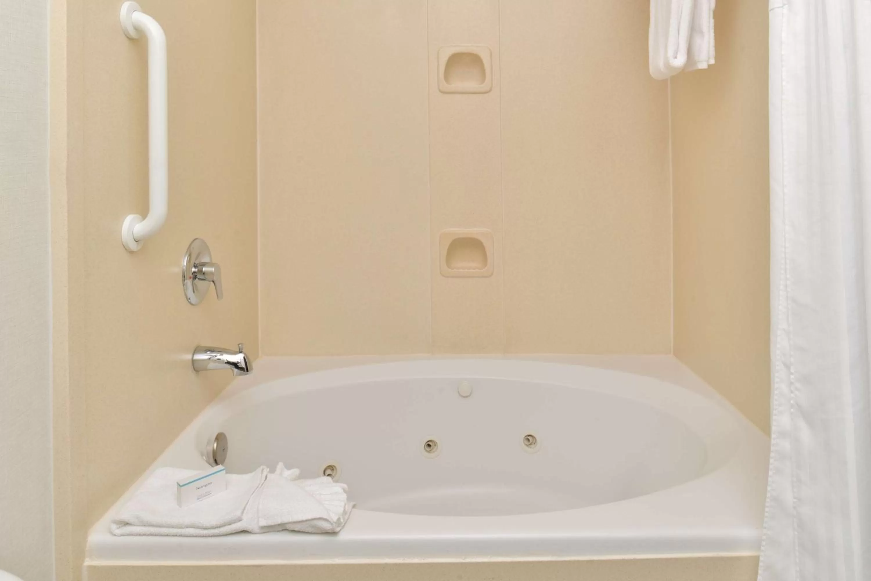 Bathroom in Hilton Garden Inn Addison