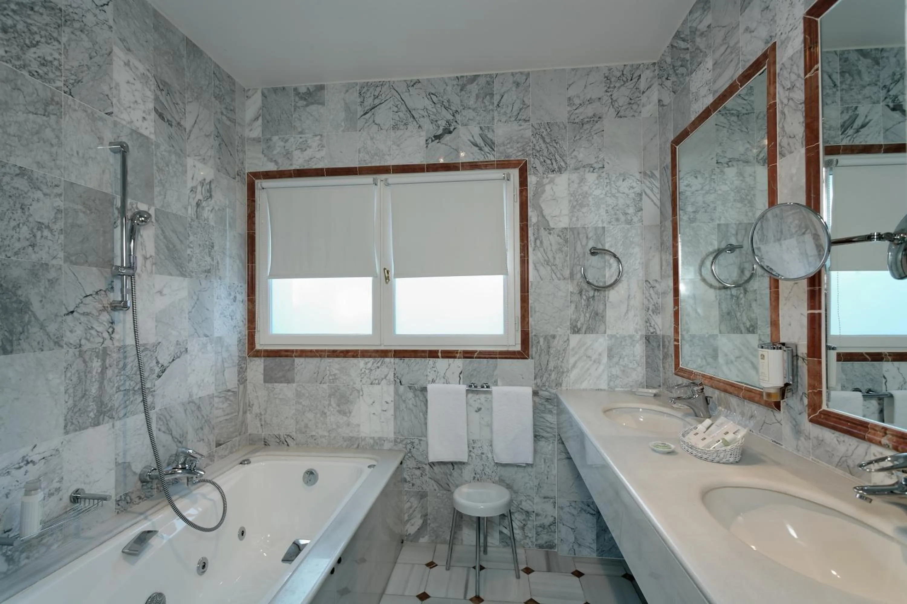 Bathroom in Hôtel la Magnaneraie