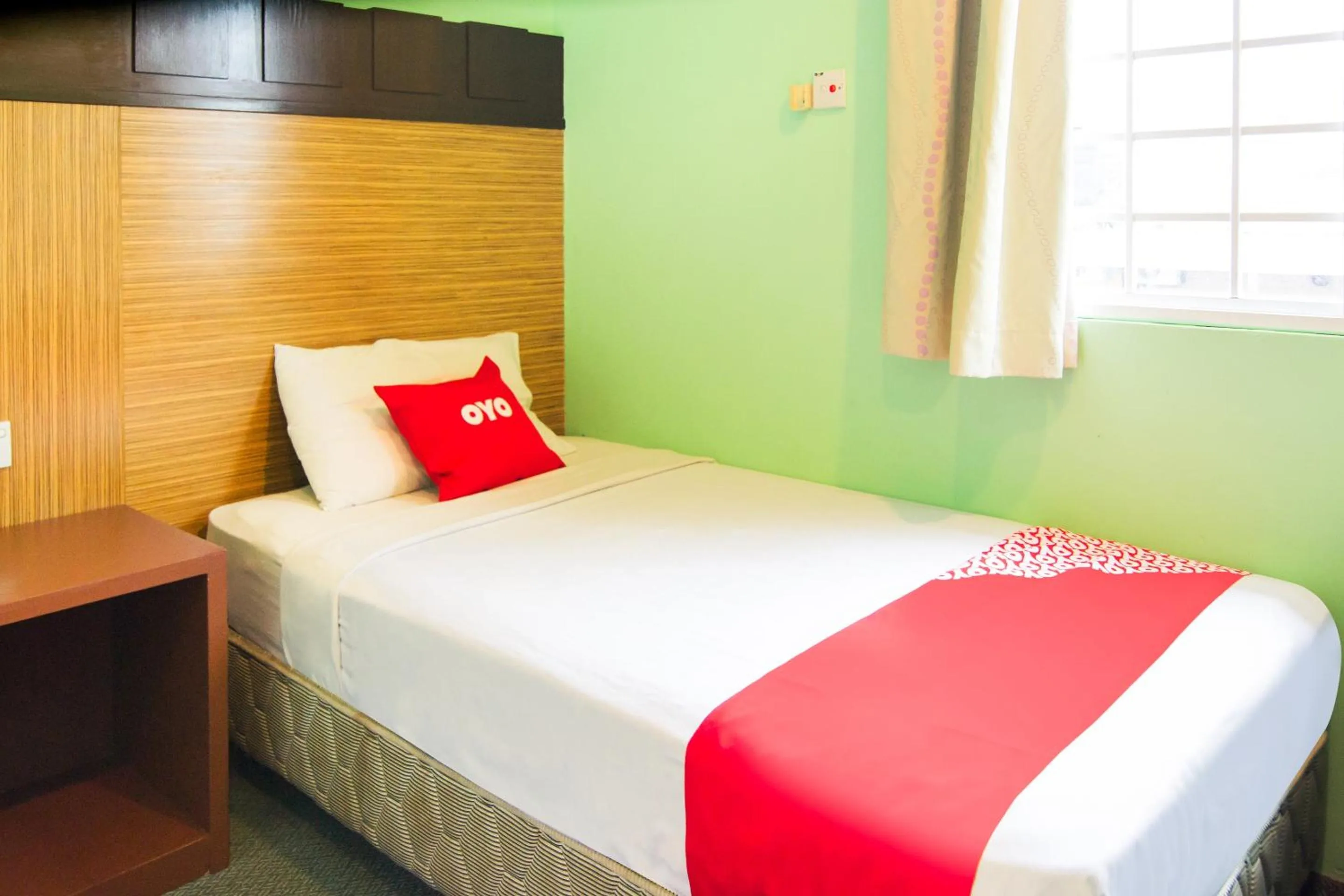 Bedroom, Bed in OYO 89408 Royal Hotel