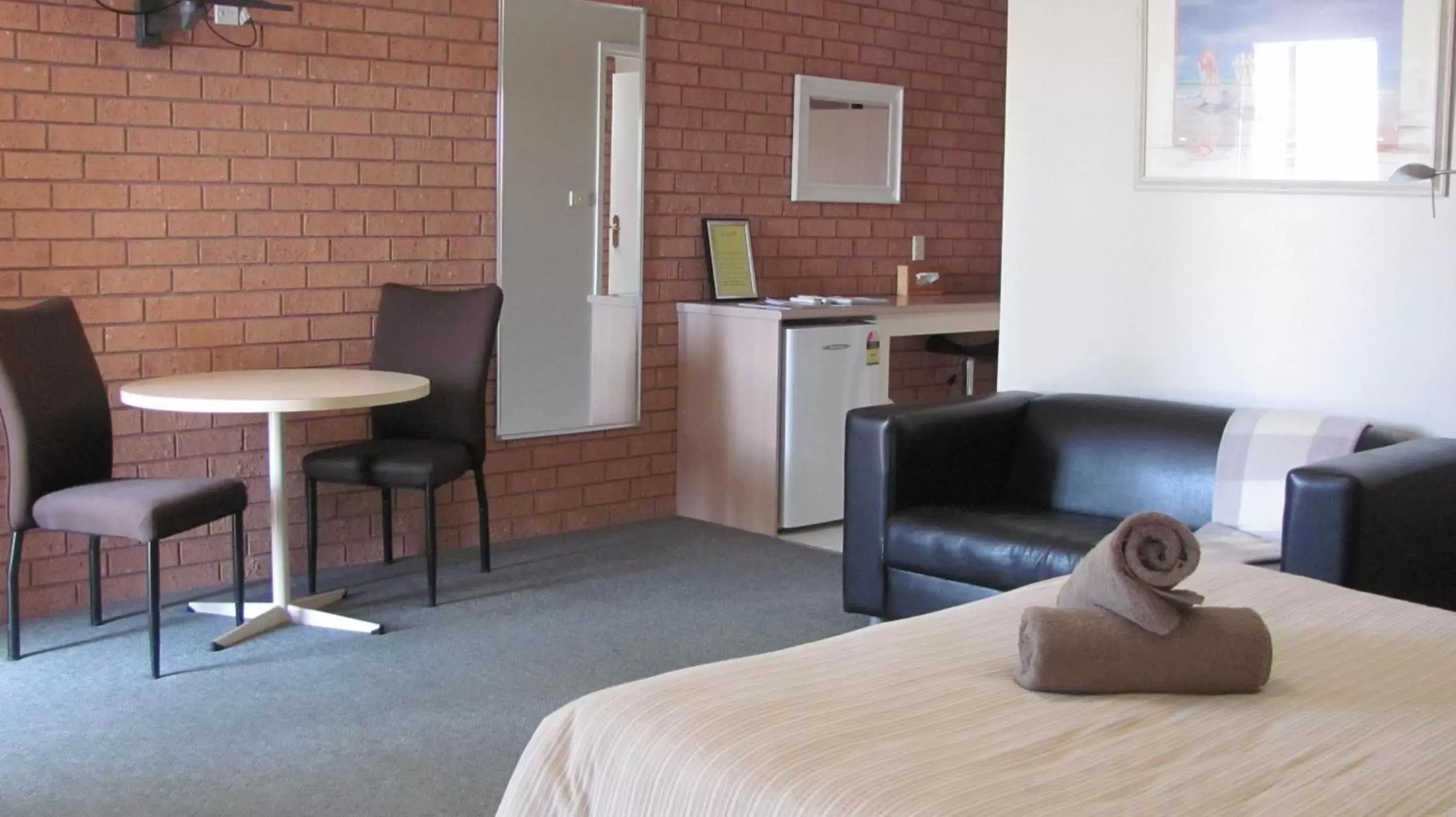 Executive Queen Room - single occupancy in Bristol Hill Motor Inn Executive Queen Room - single occupancy in Bristol Hill Motor Inn