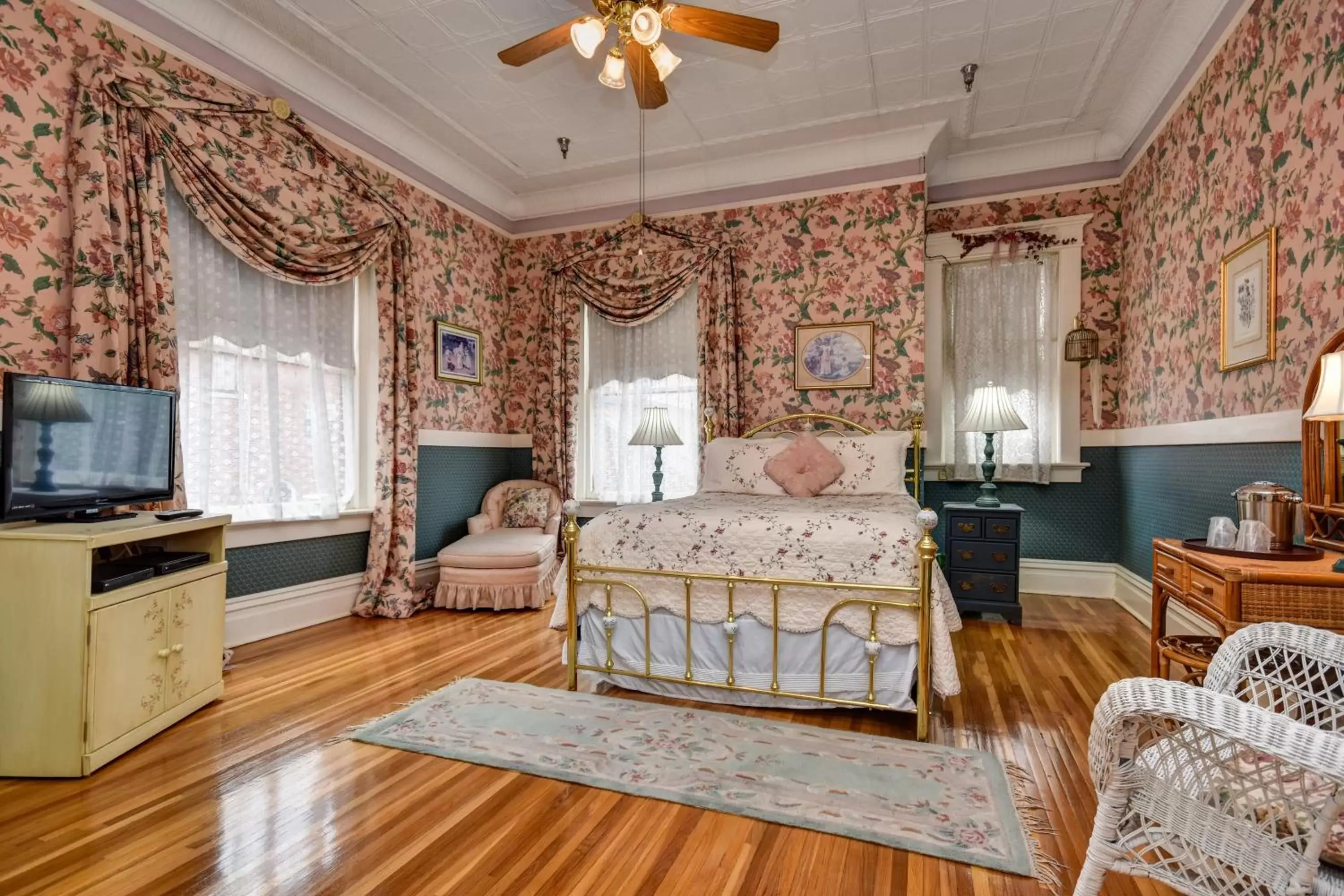 Queen Suite in The Mansion at Elfindale Queen Suite in The Mansion at Elfindale