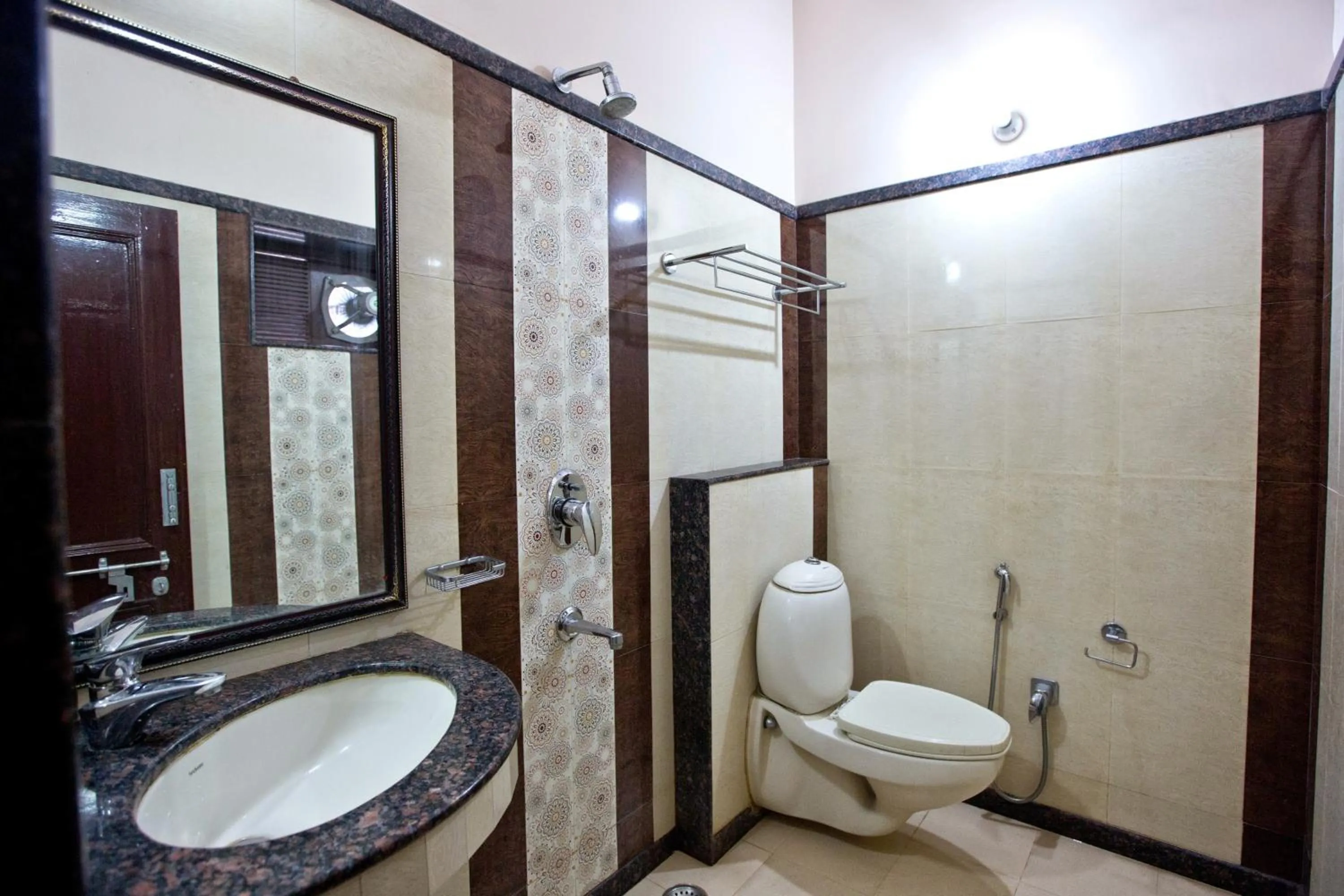 Shower in Hotel Kalyan