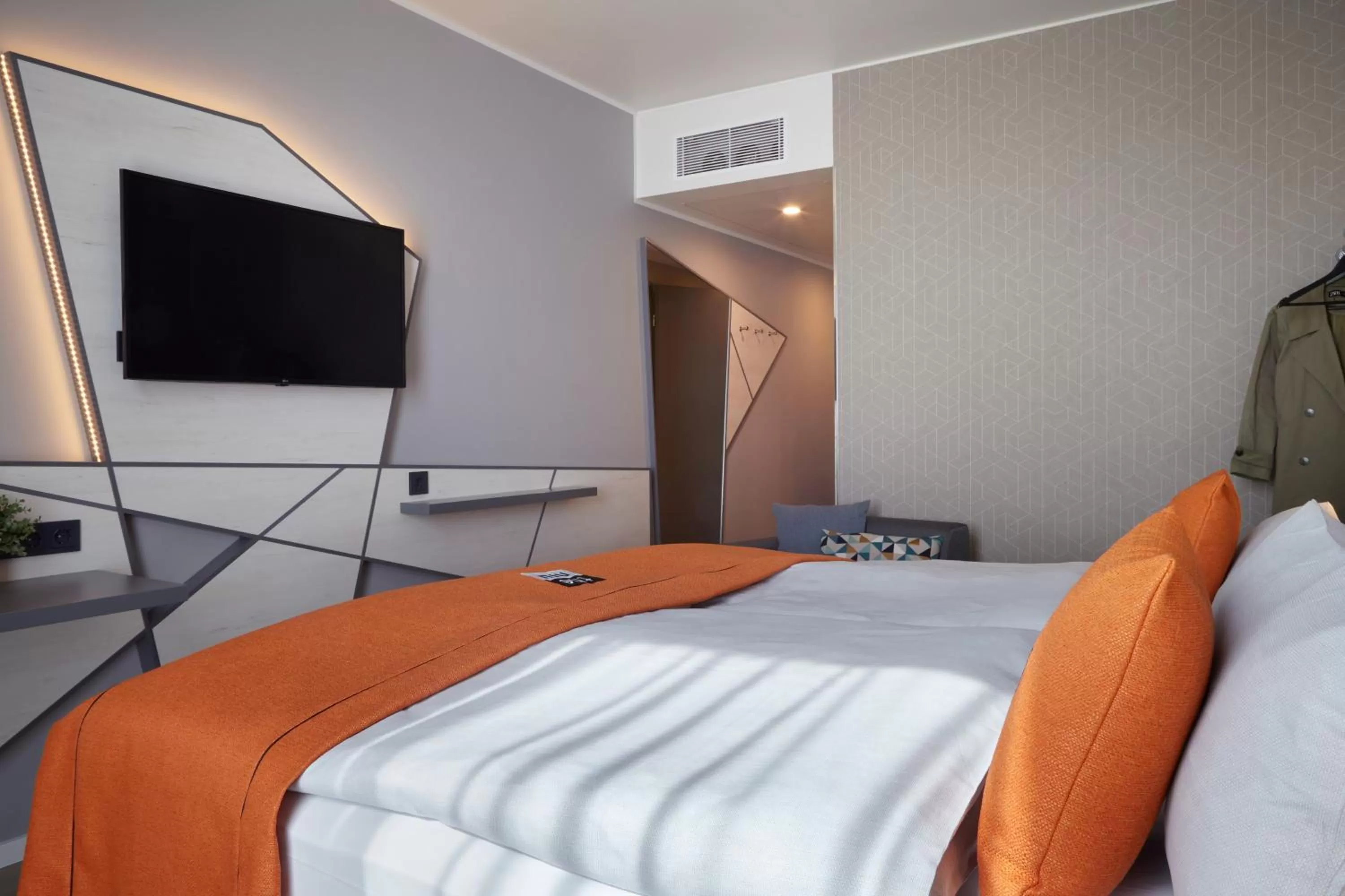Communal lounge/ TV room, Bed in Holiday Inn - the niu, Hub Dusseldorf Messe by IHG