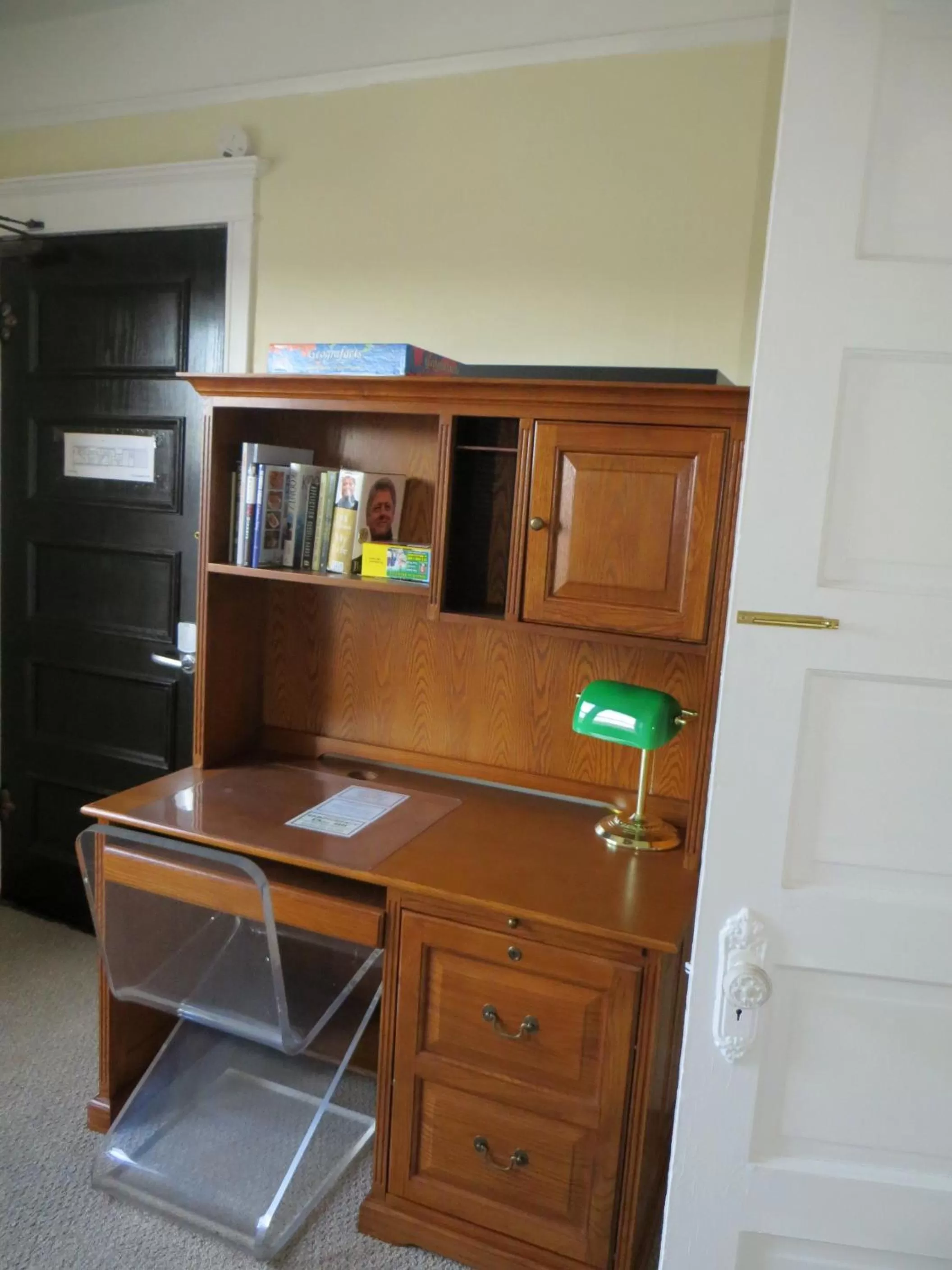 Seating area in The Polo Inn Bridgeport U.S.A.