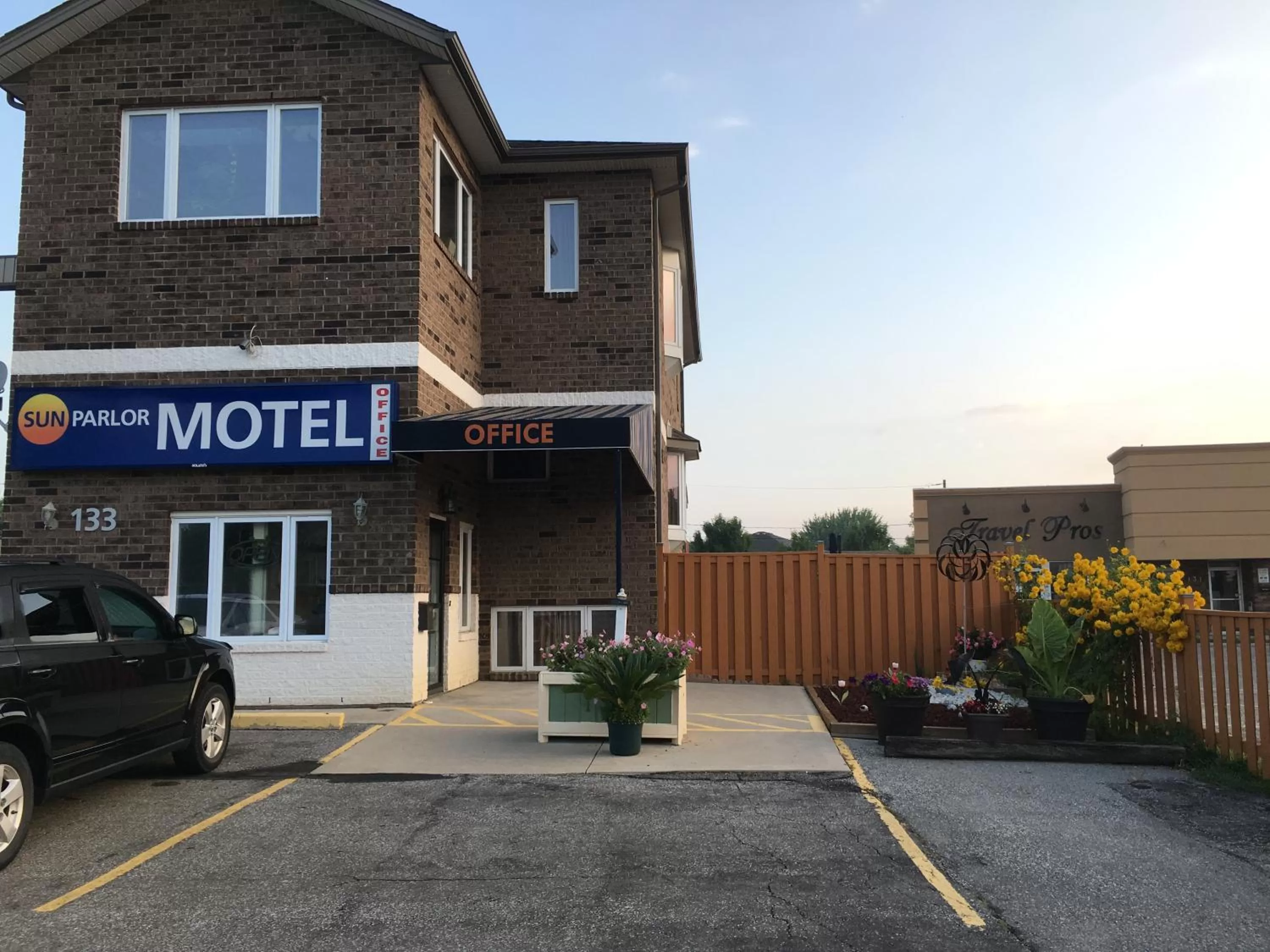 Property building in Sunparlor Motel