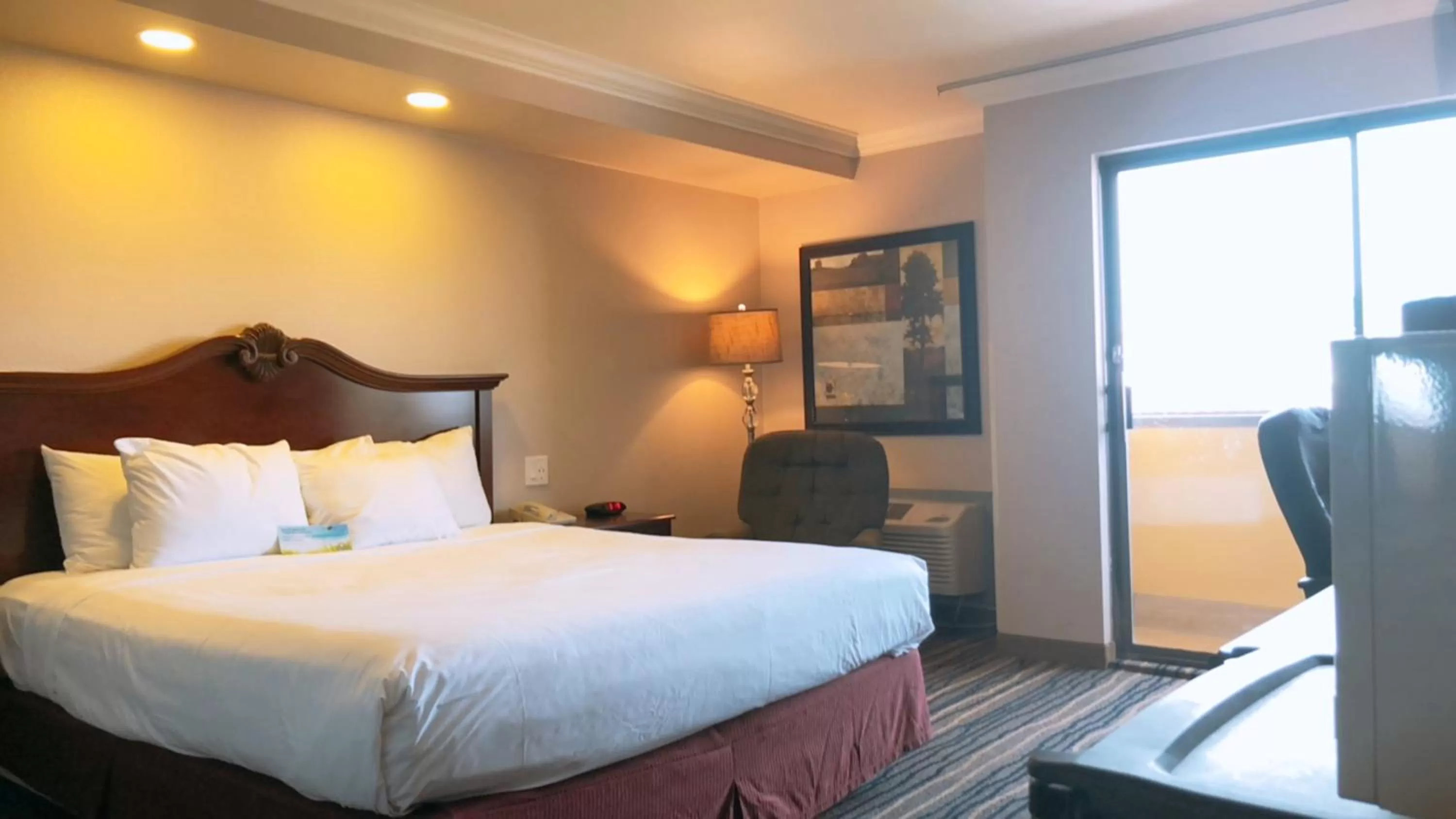 Bed in Days Inn by Wyndham Eureka CA