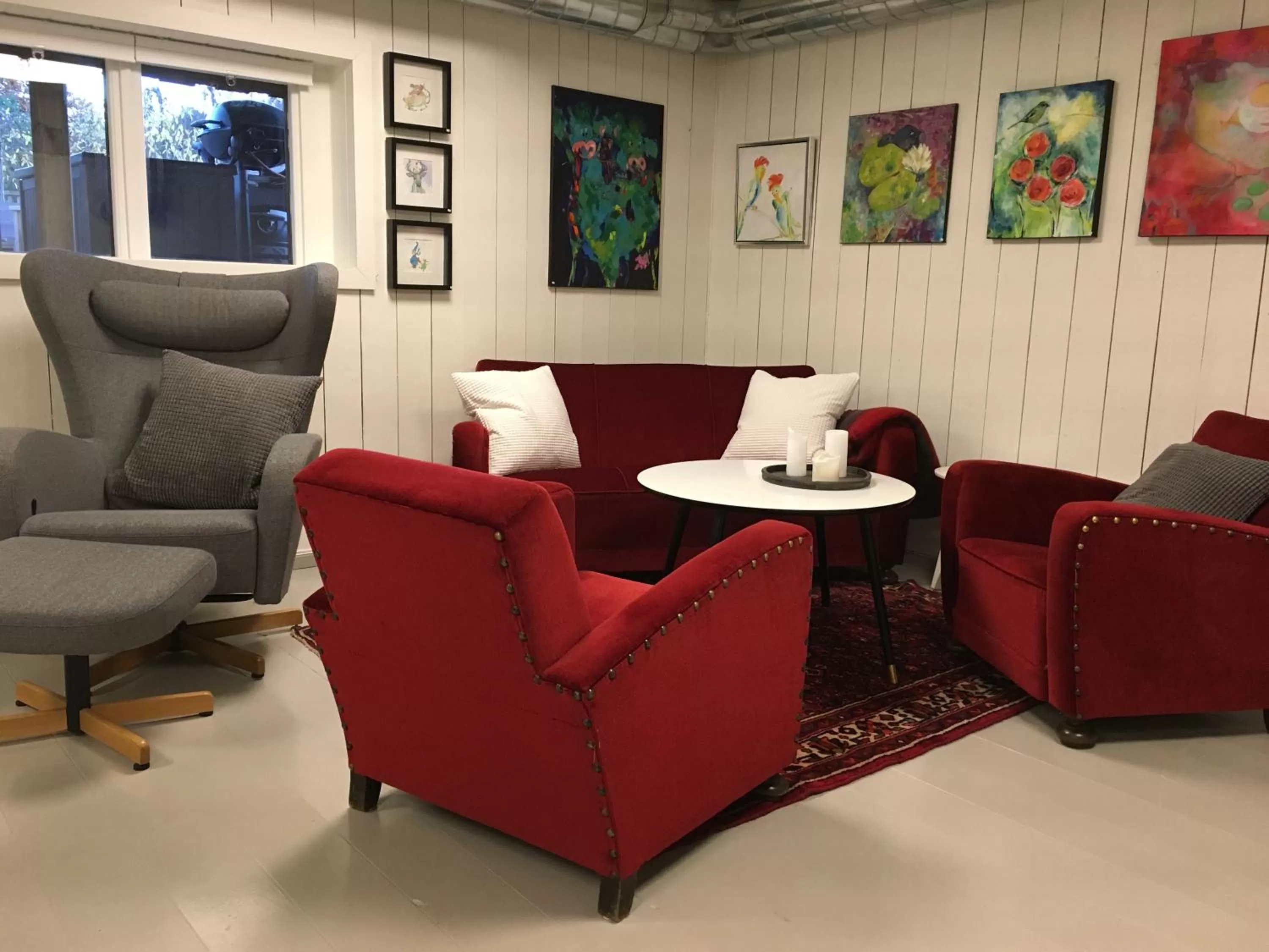 Communal lounge/ TV room, Seating Area in Krøgeneslåven Microtel