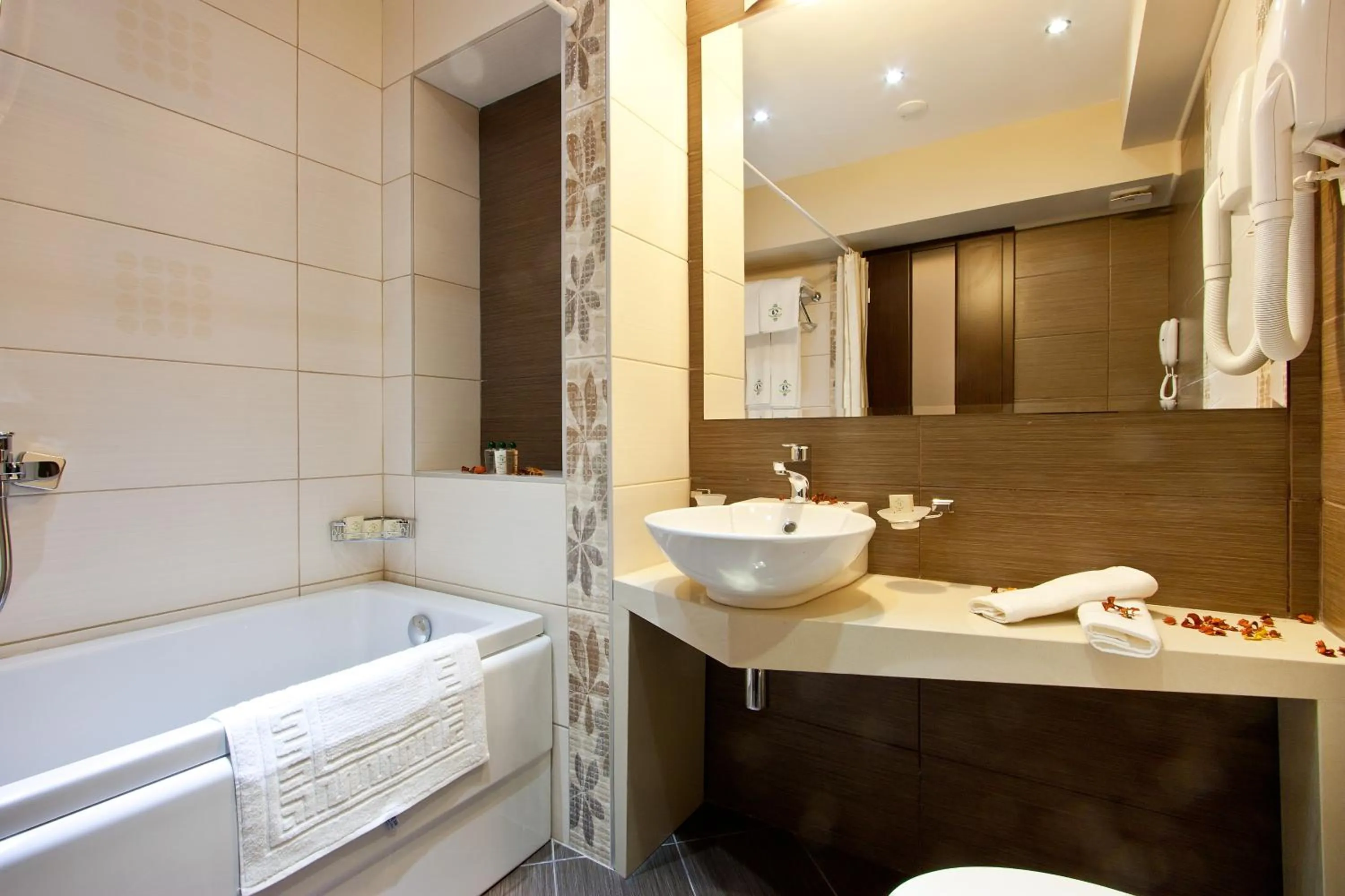 Bathroom in Earth & People Hotel & SPA - Free Parking & Swimming Pool