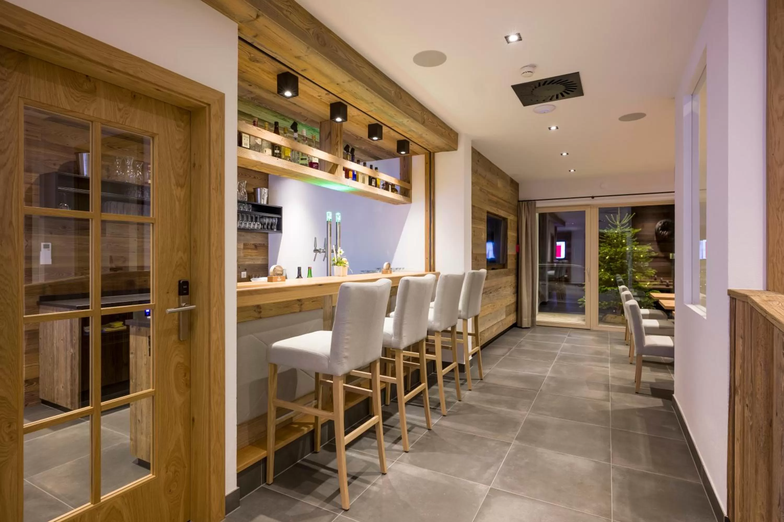 Communal lounge/ TV room in Alpenhof Hotel Garni Suprême