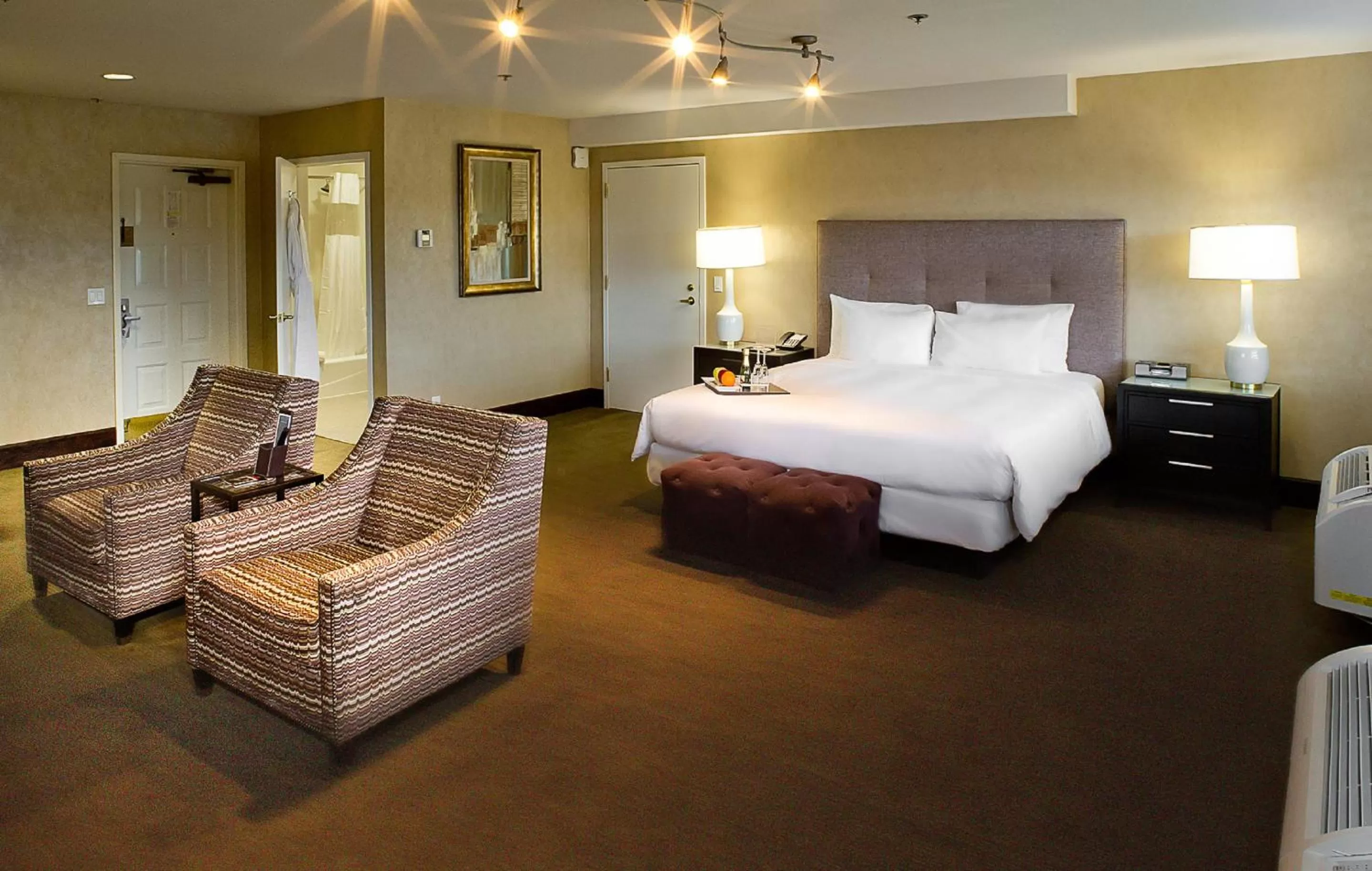 Photo of the whole room, Bed in Cupertino Hotel
