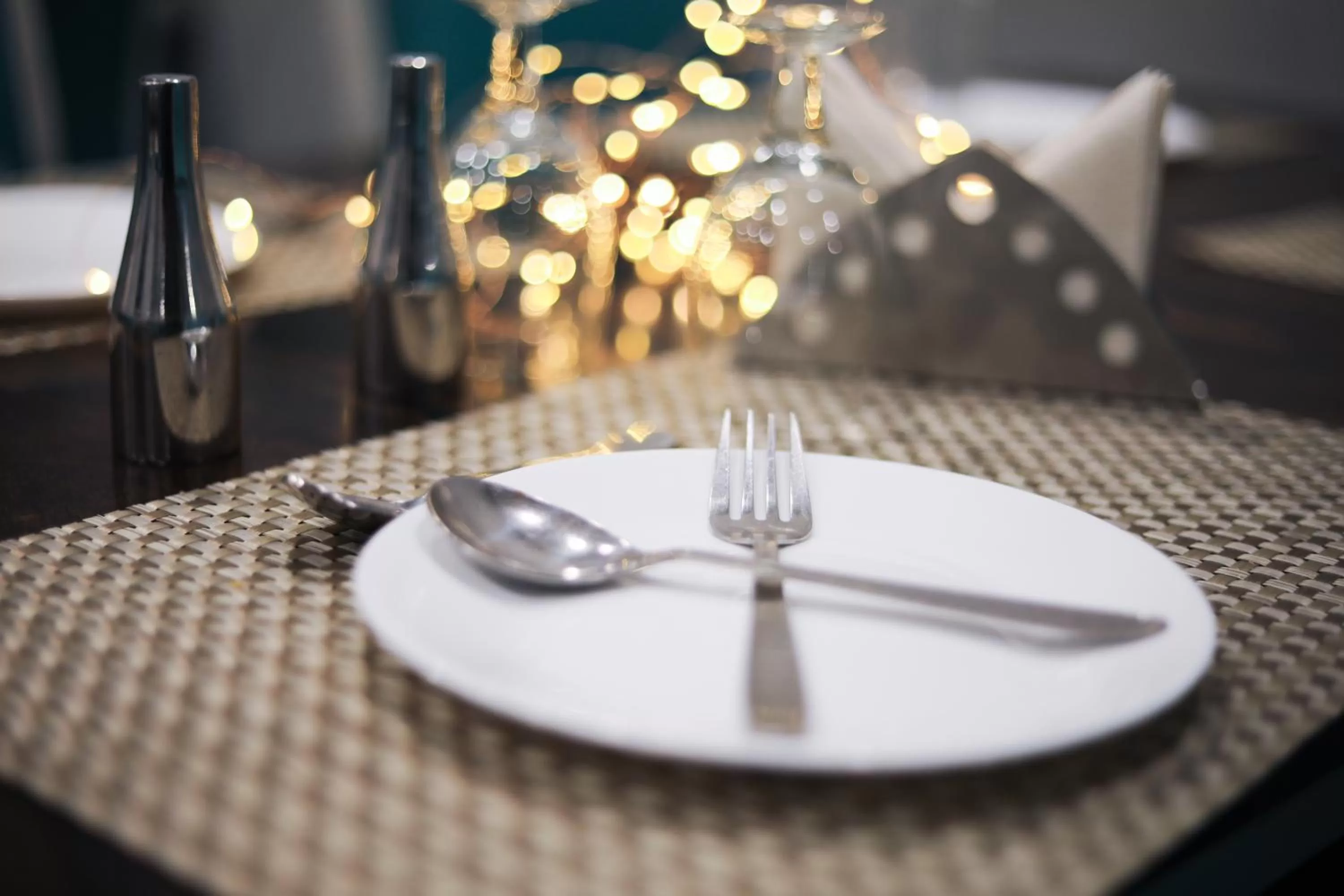 Restaurant/Places to Eat in Hotel Golden Leaves