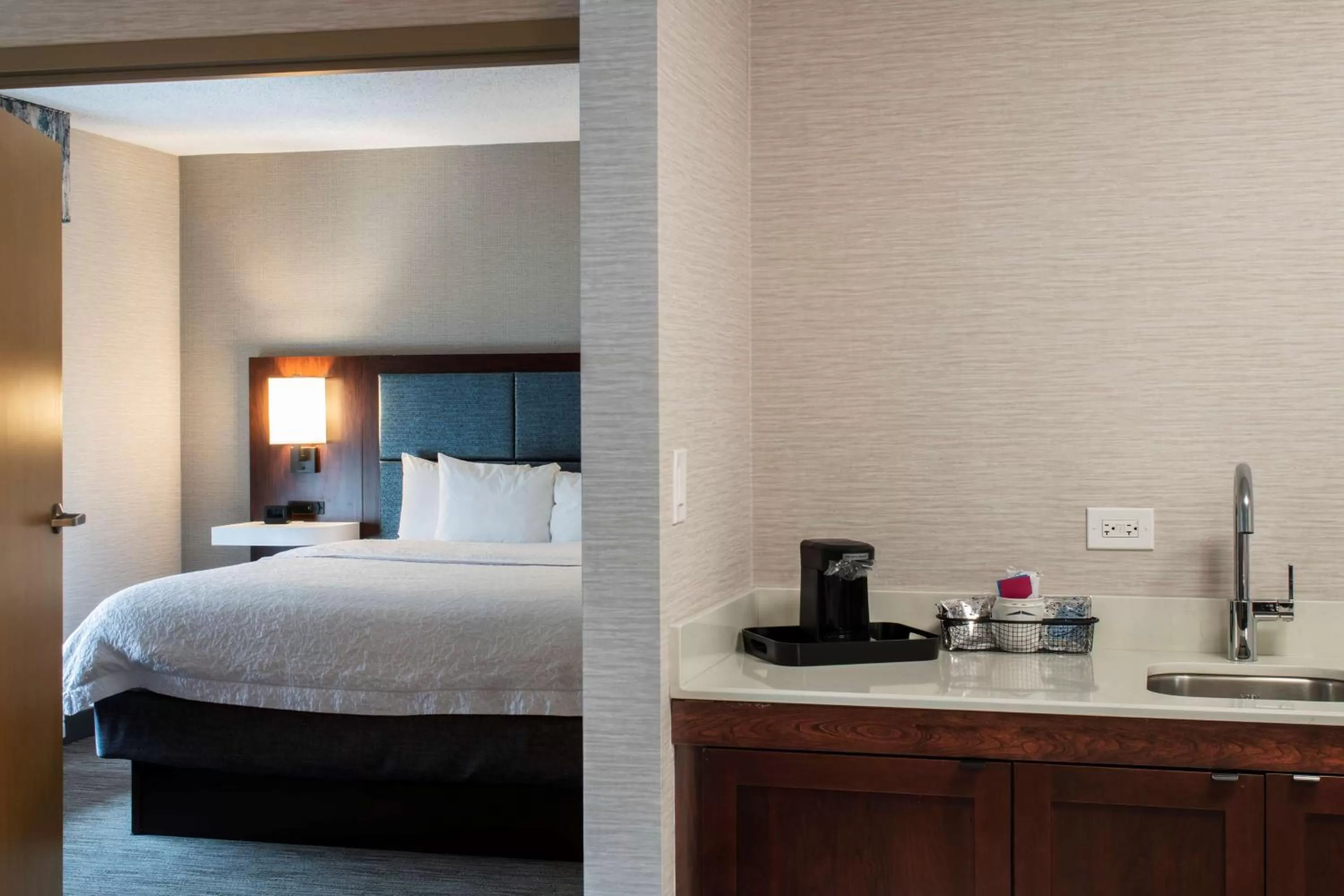 Bed in Hampton Inn & Suites Lincolnshire