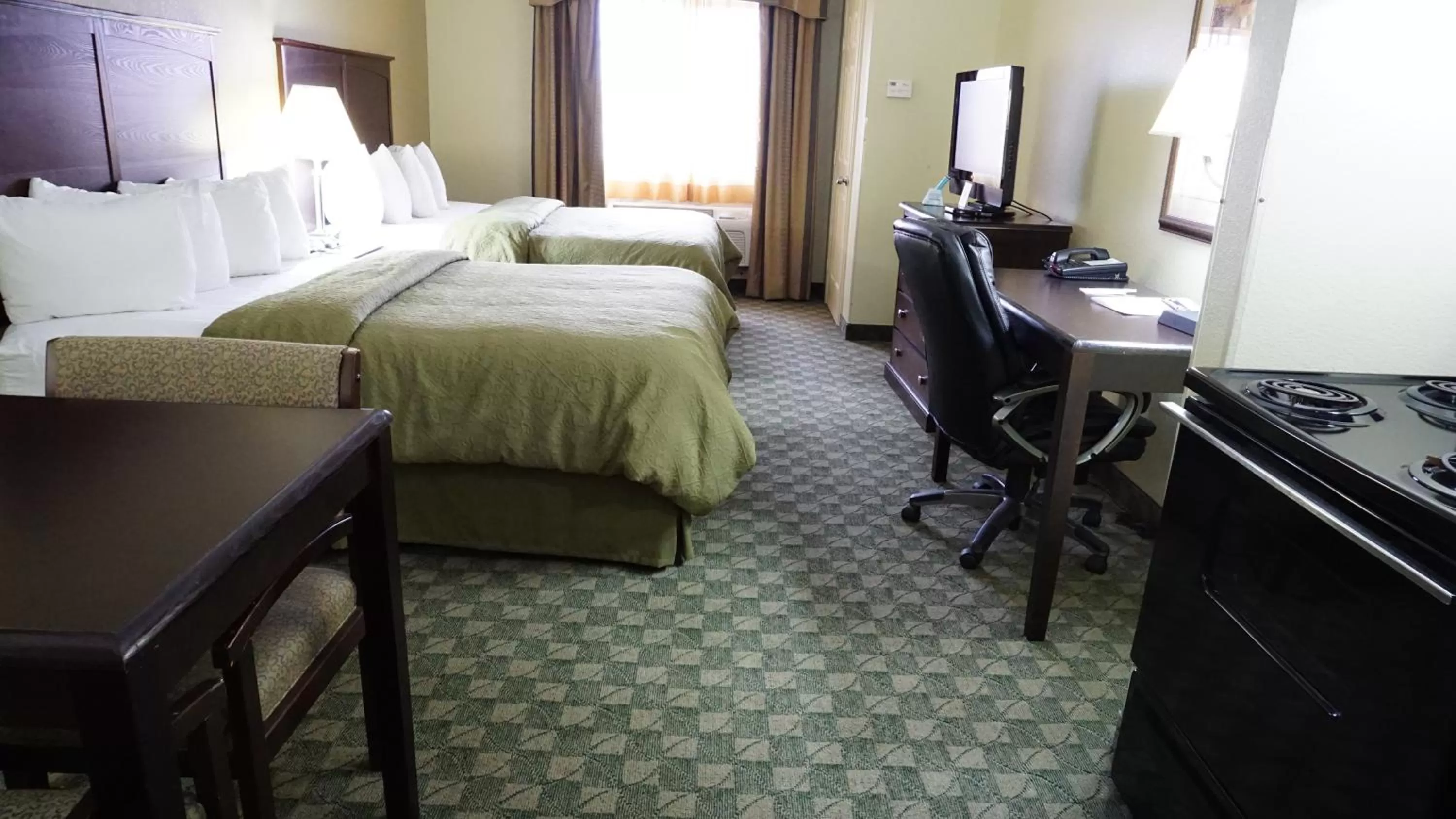 Photo of the whole room, Bed in Scottish Inns - Cresson