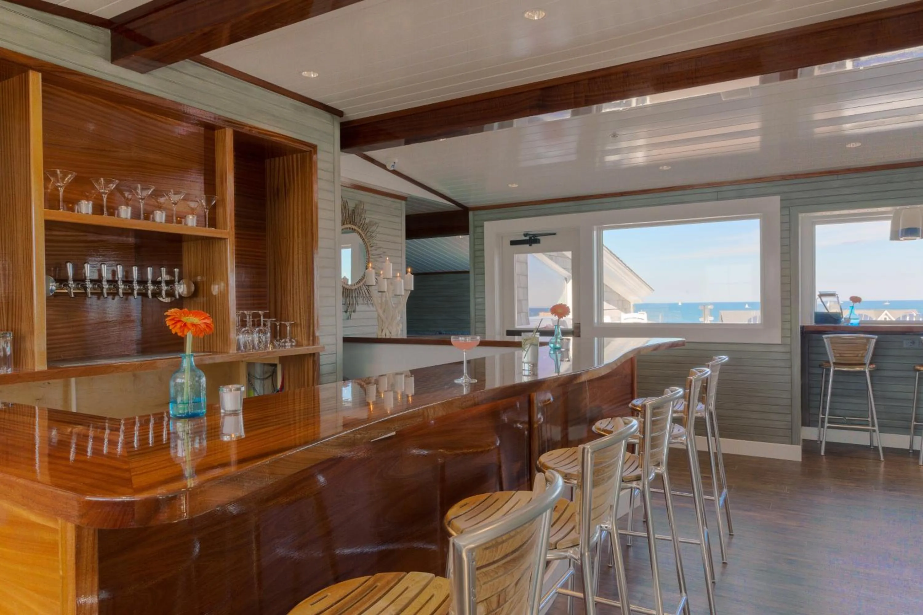 Lounge or bar in The Break Hotel