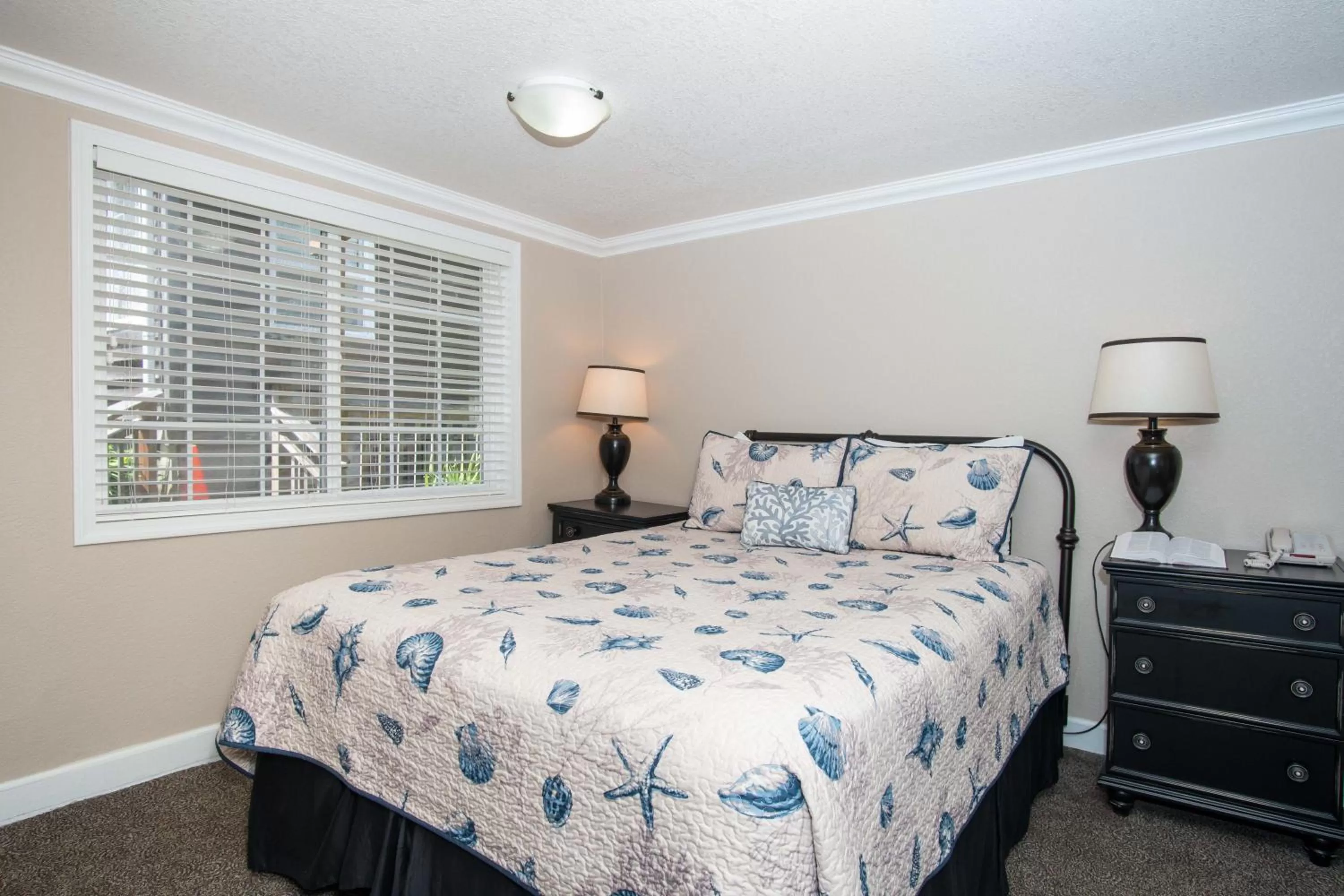 Bed in Ecola Creek Lodge