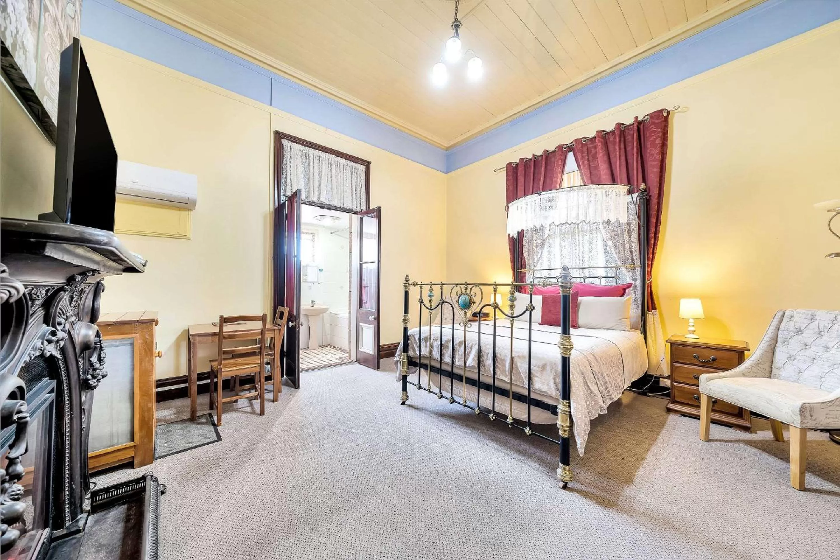 Photo of the whole room, Bed in Comfort Inn Warwick