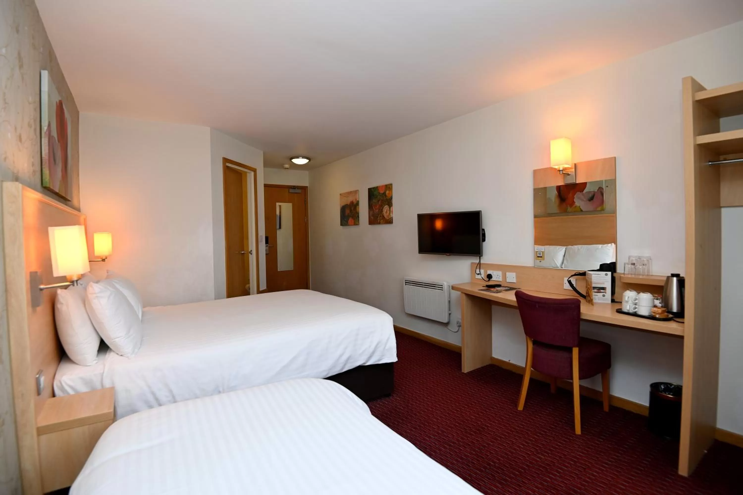 Bedroom, Bed in Meadow Farm Redditch by Marstons Inns