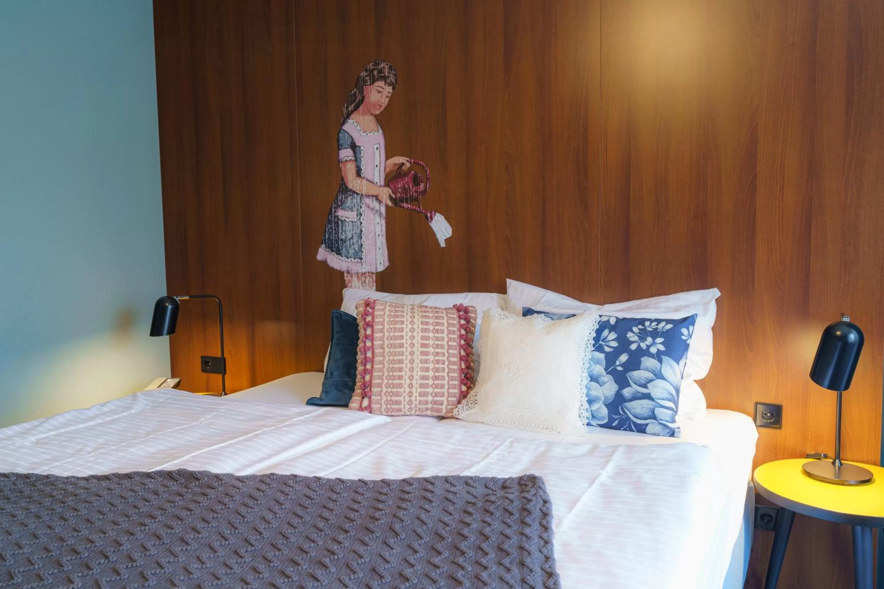 Bed in Tante ALMA's Bonner Hotel