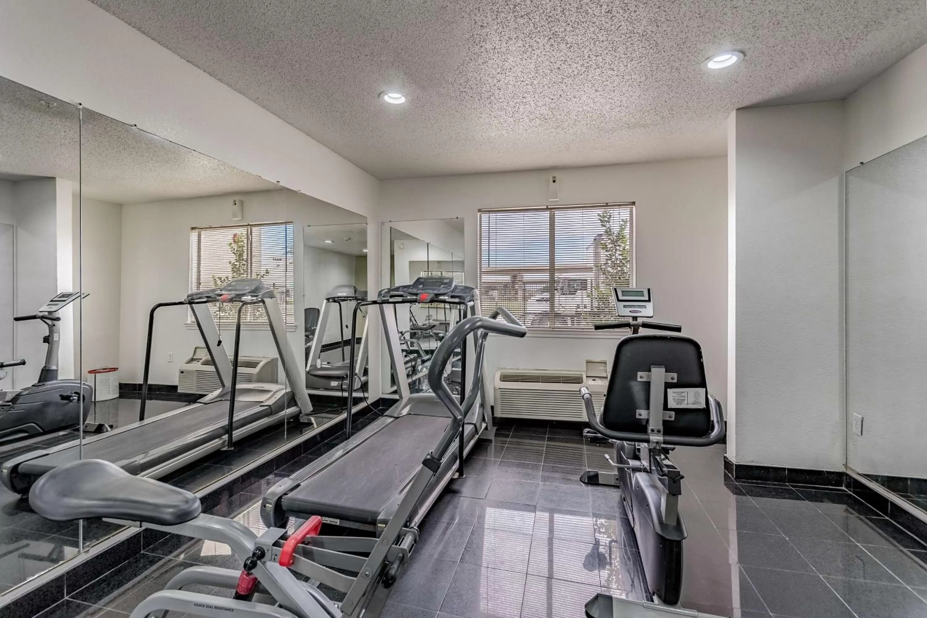 Fitness centre/facilities in Studio 6-Dallas, TX