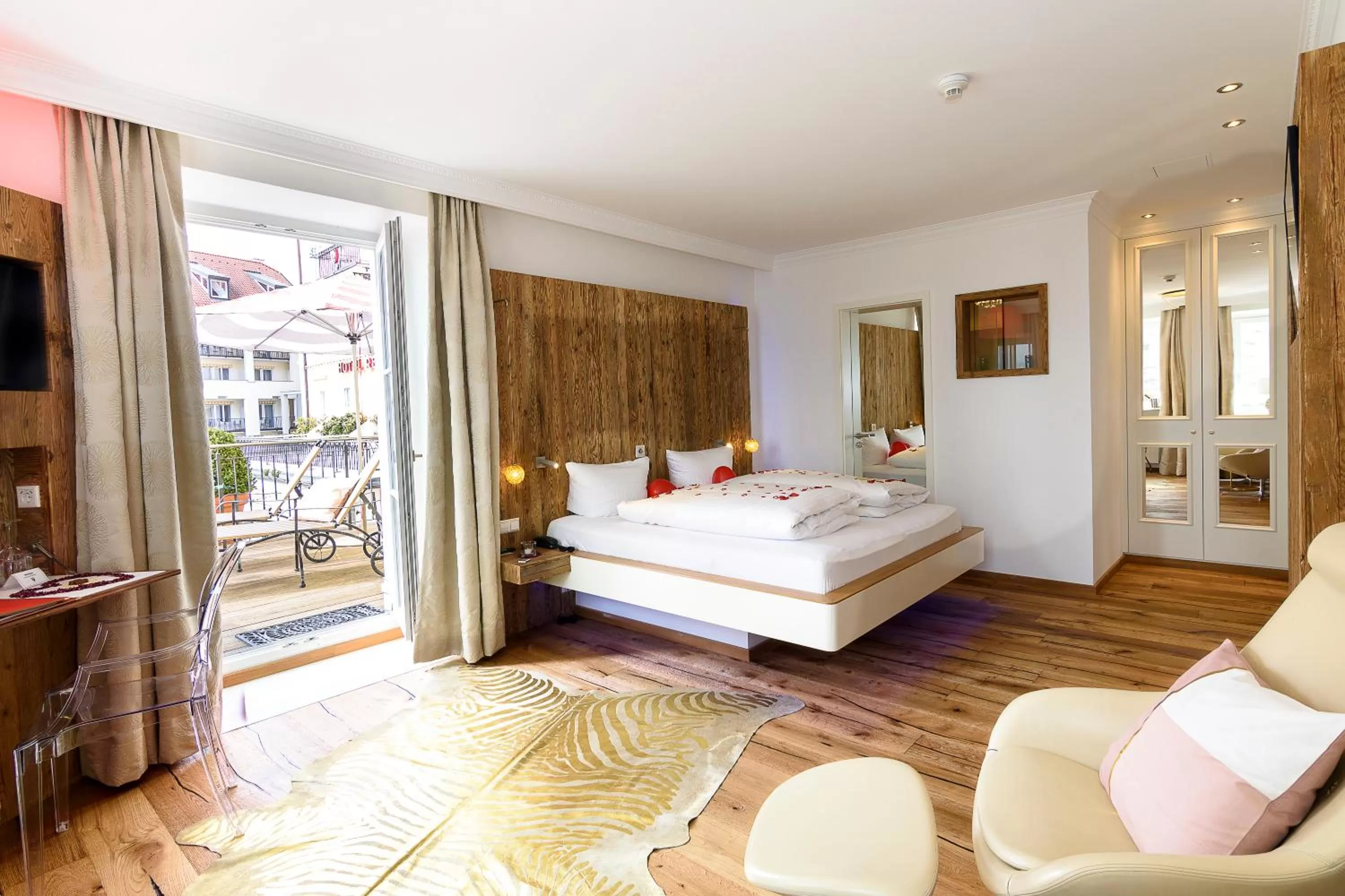 Photo of the whole room, Bed in YachtHotel Helvetia Spa- und Wellnessdomizil