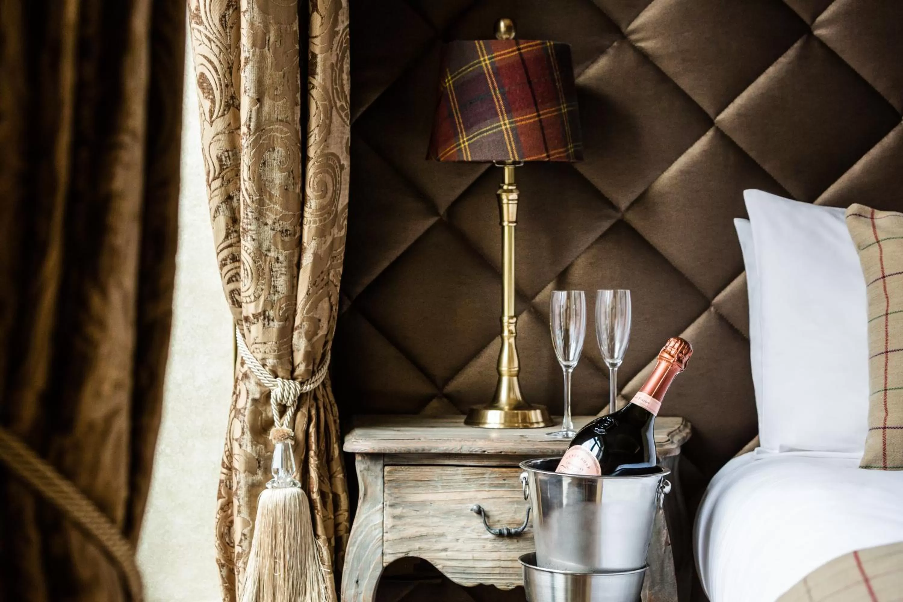 Alcoholic drinks, Bed in The Shankly Hotel