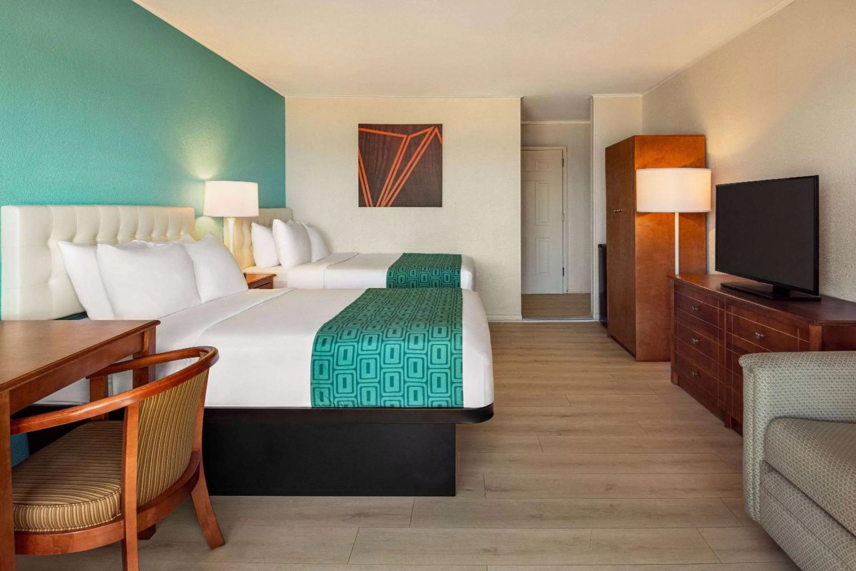 Photo of the whole room, Bed in Howard Johnson by Wyndham Ocean City Oceanfront