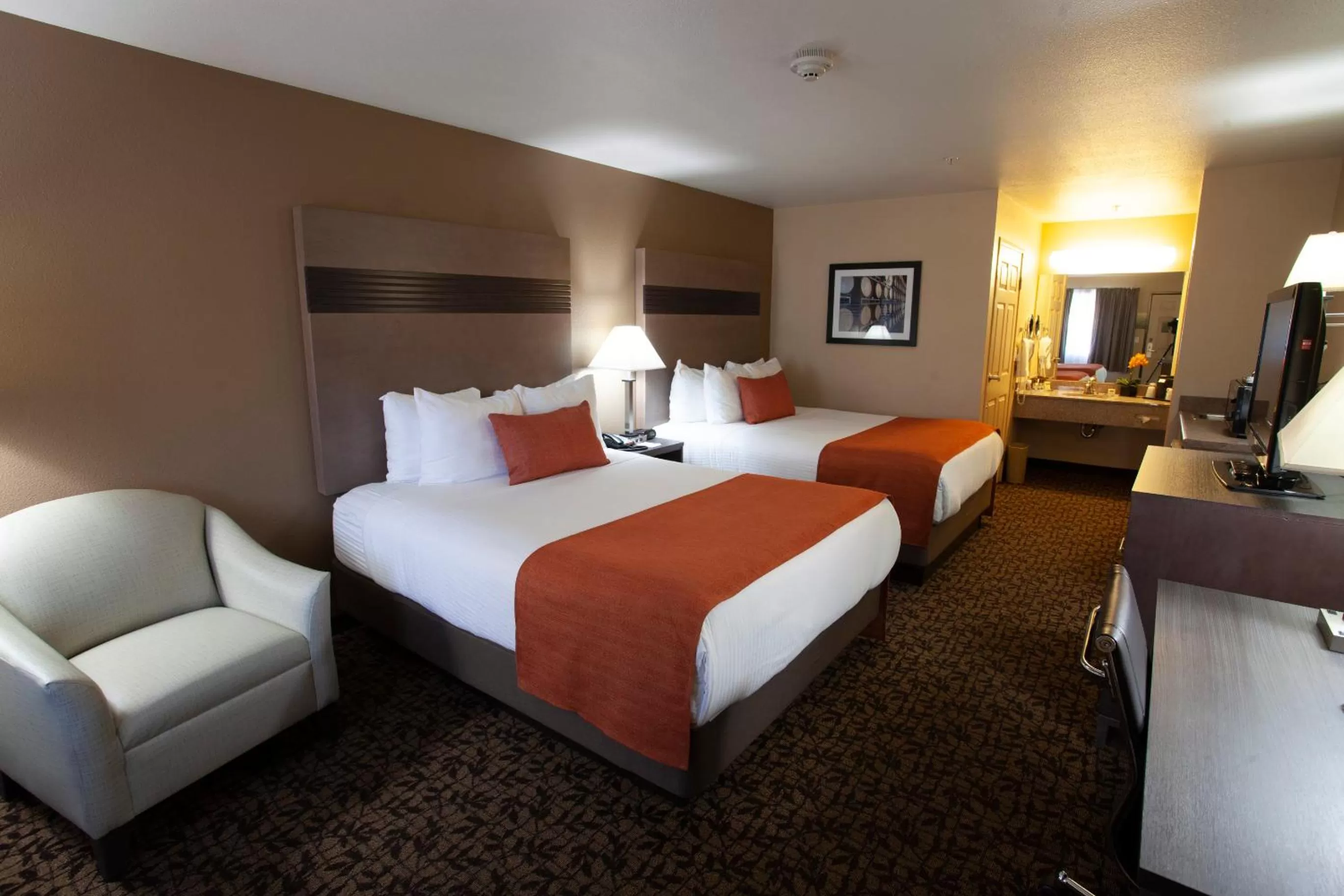 Bed in Hawthorn Suites by Wyndham Napa Valley