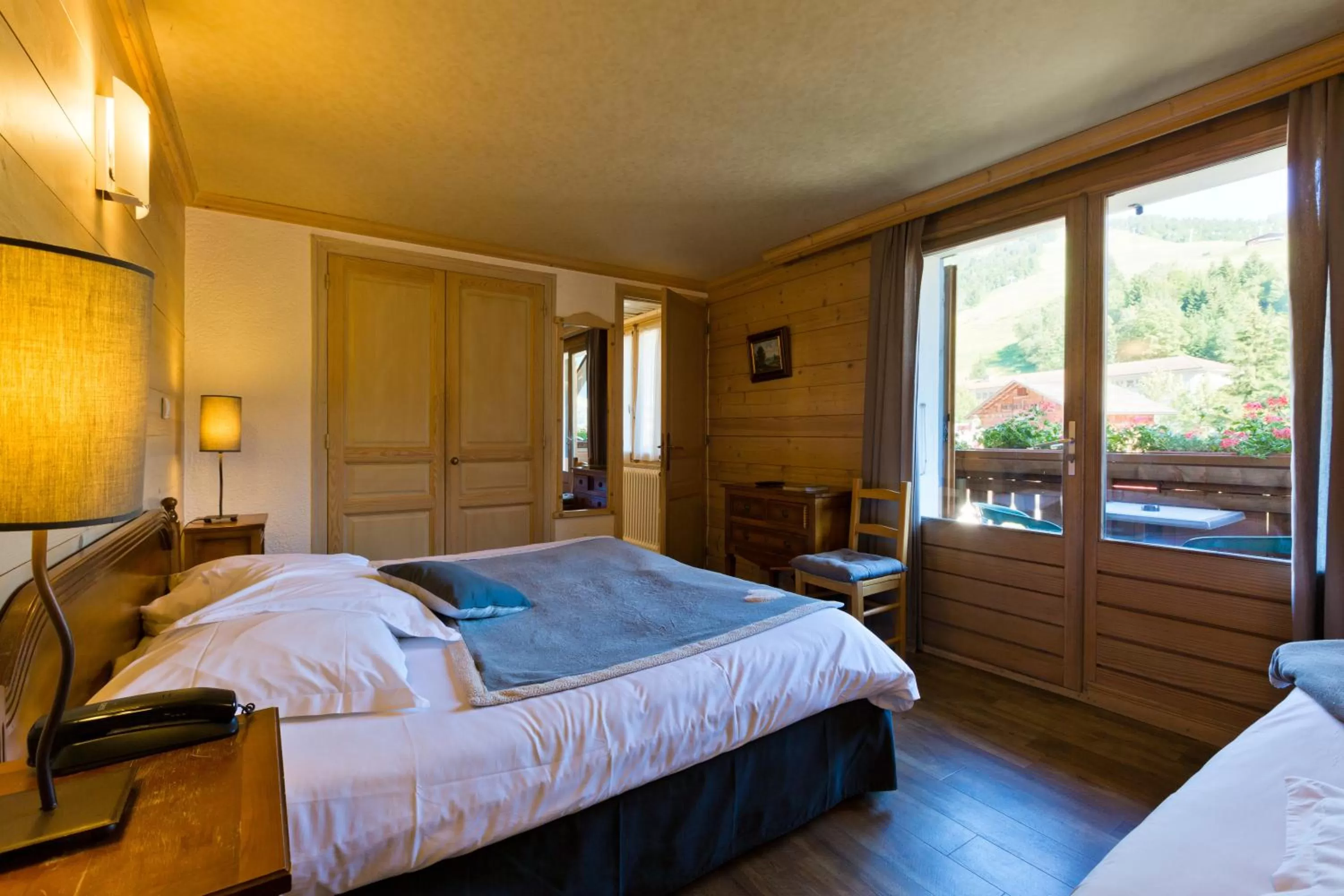 Day, Bed in Hôtel La Montagne