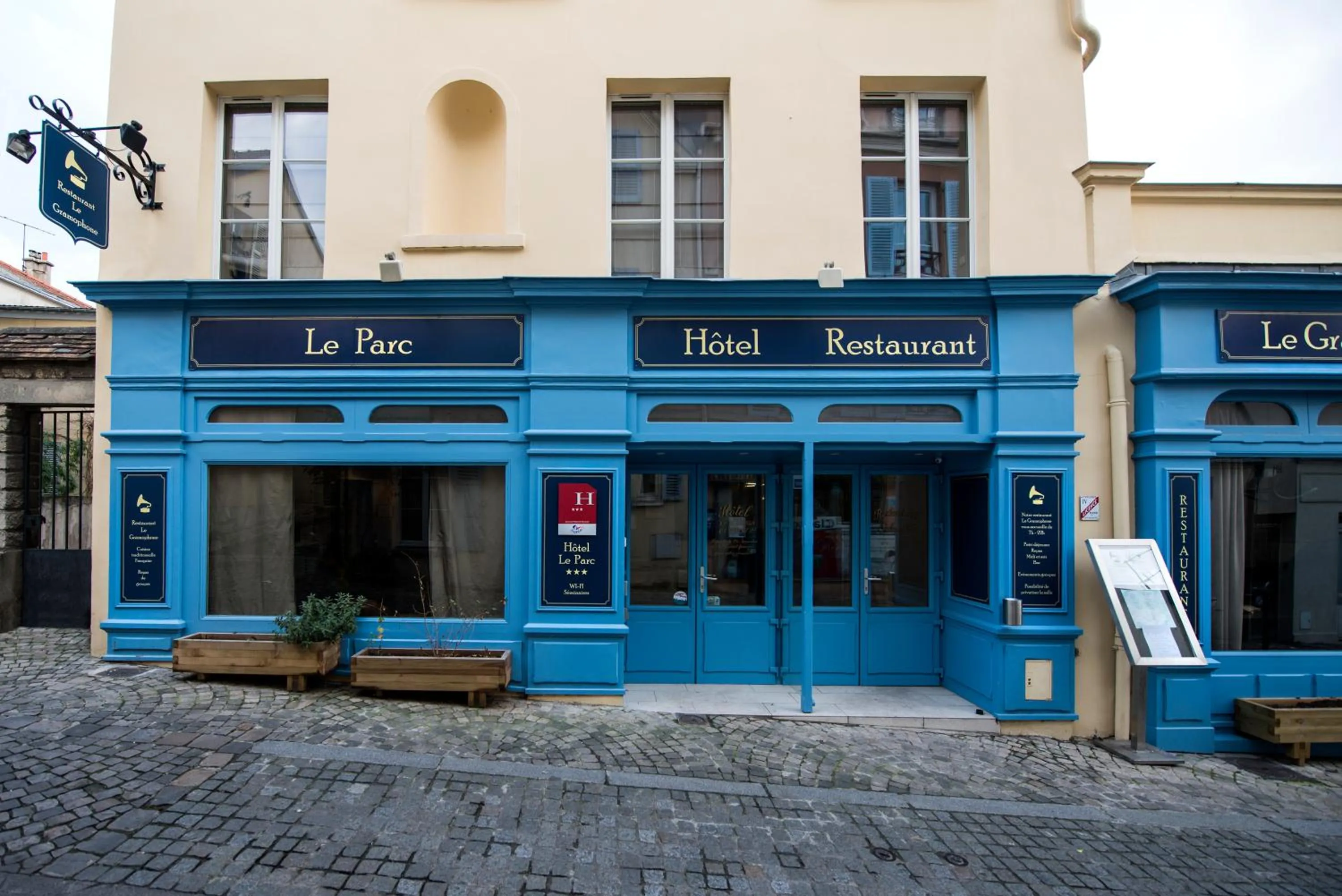 Facade/entrance in Hôtel Le Parc