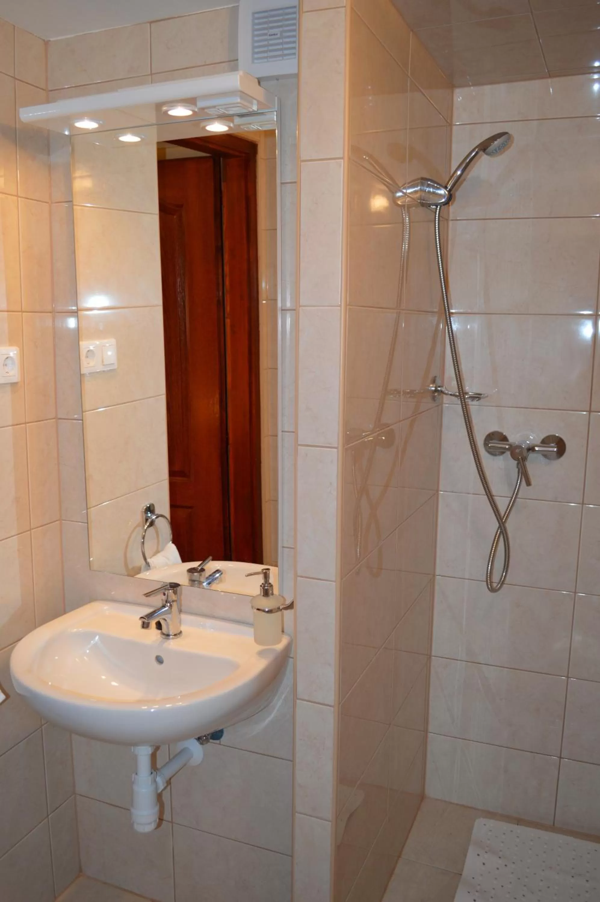 Shower in Muskátli Panzió