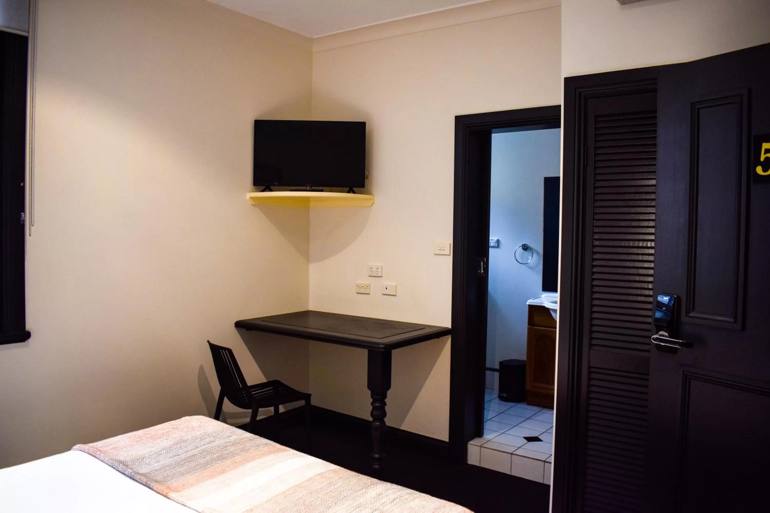 Bed in The Sherwood Hotel