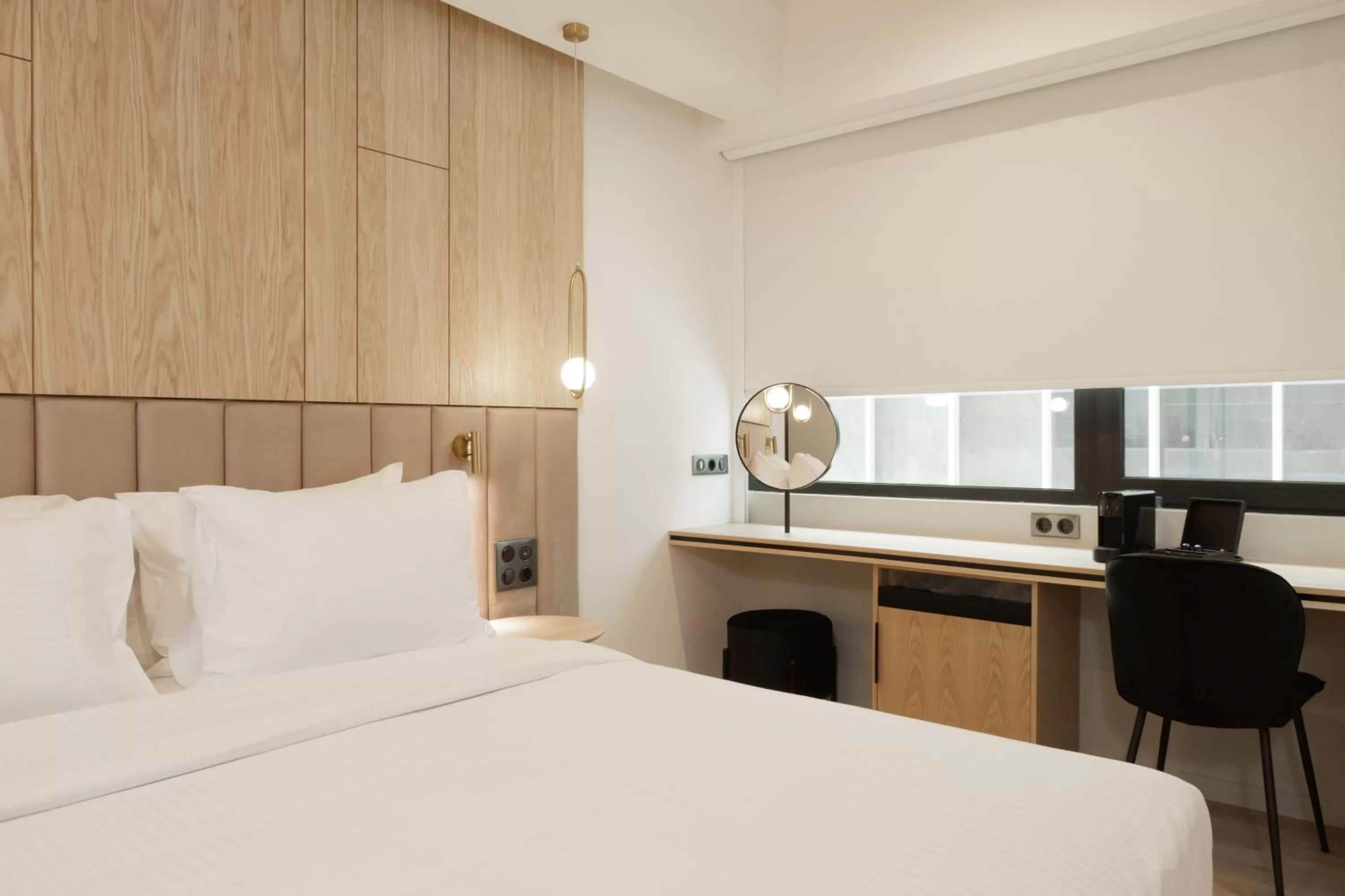 Bed in LUX&EASY Signature Syngrou 234