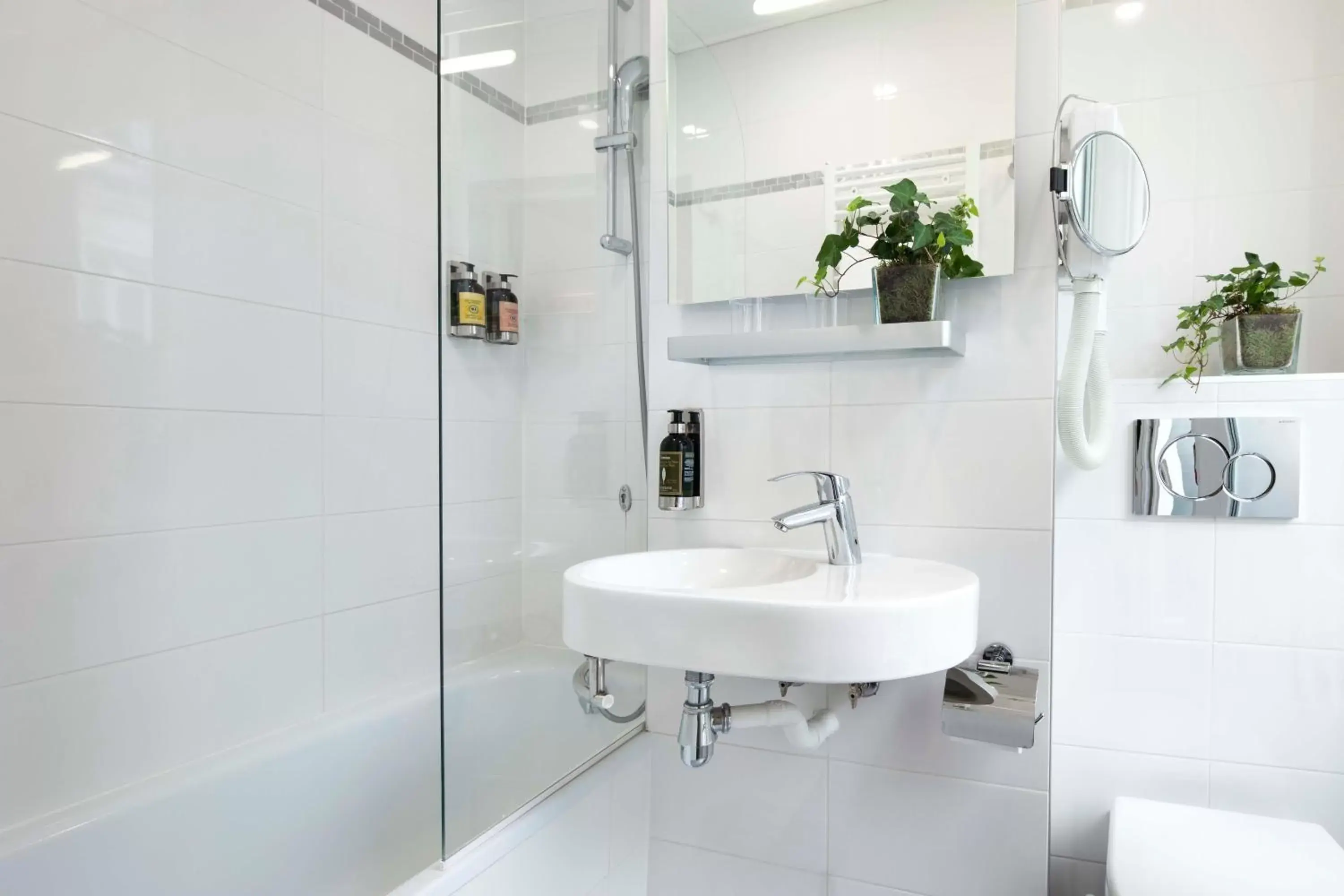 Superior Twin Room in Hôtel des Arts Montmartre Superior Twin Room in Hôtel des Arts Montmartre