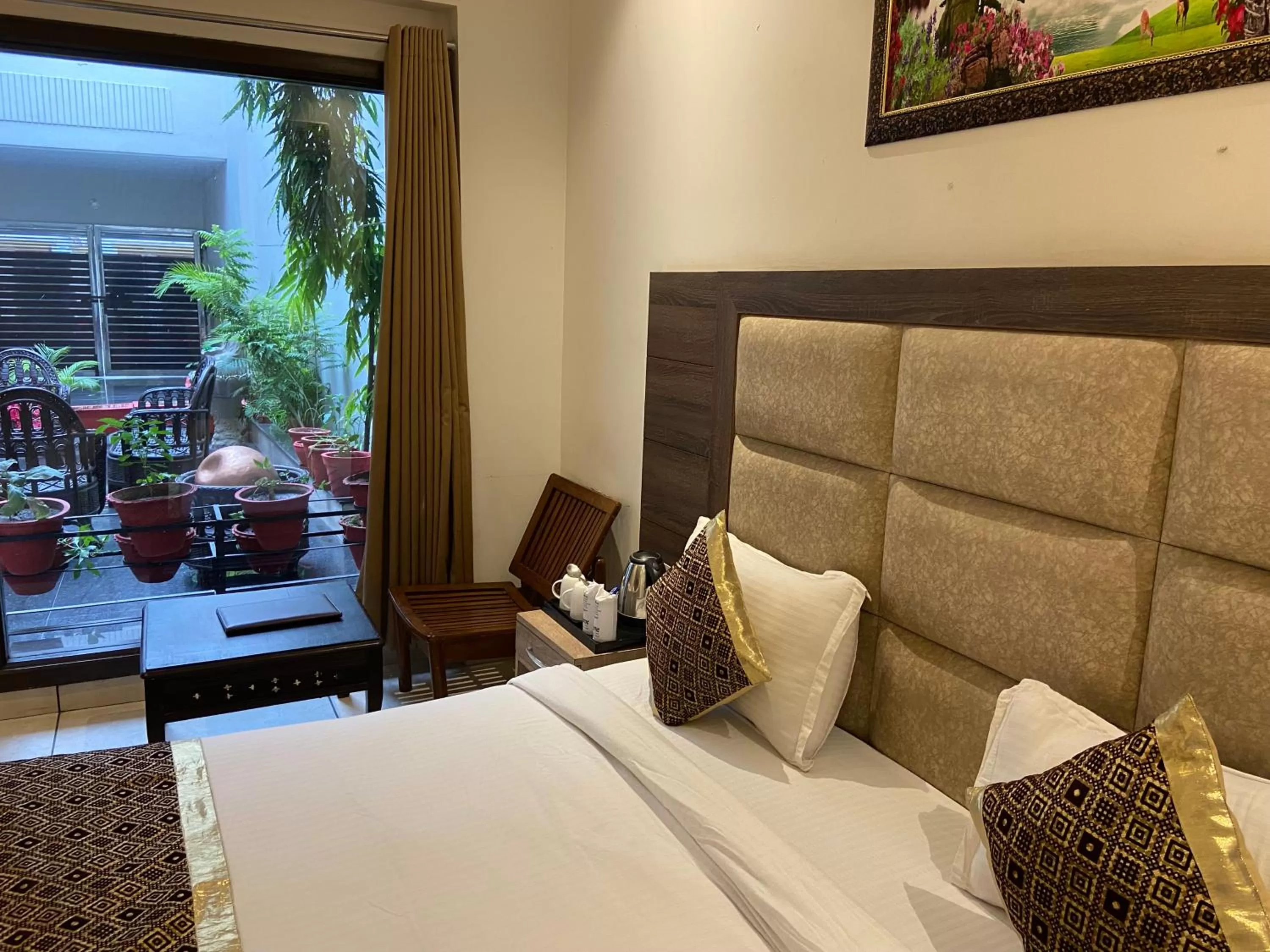 Seating area, Bed in Hotel Exotic - 5 min walk from Golden Temple