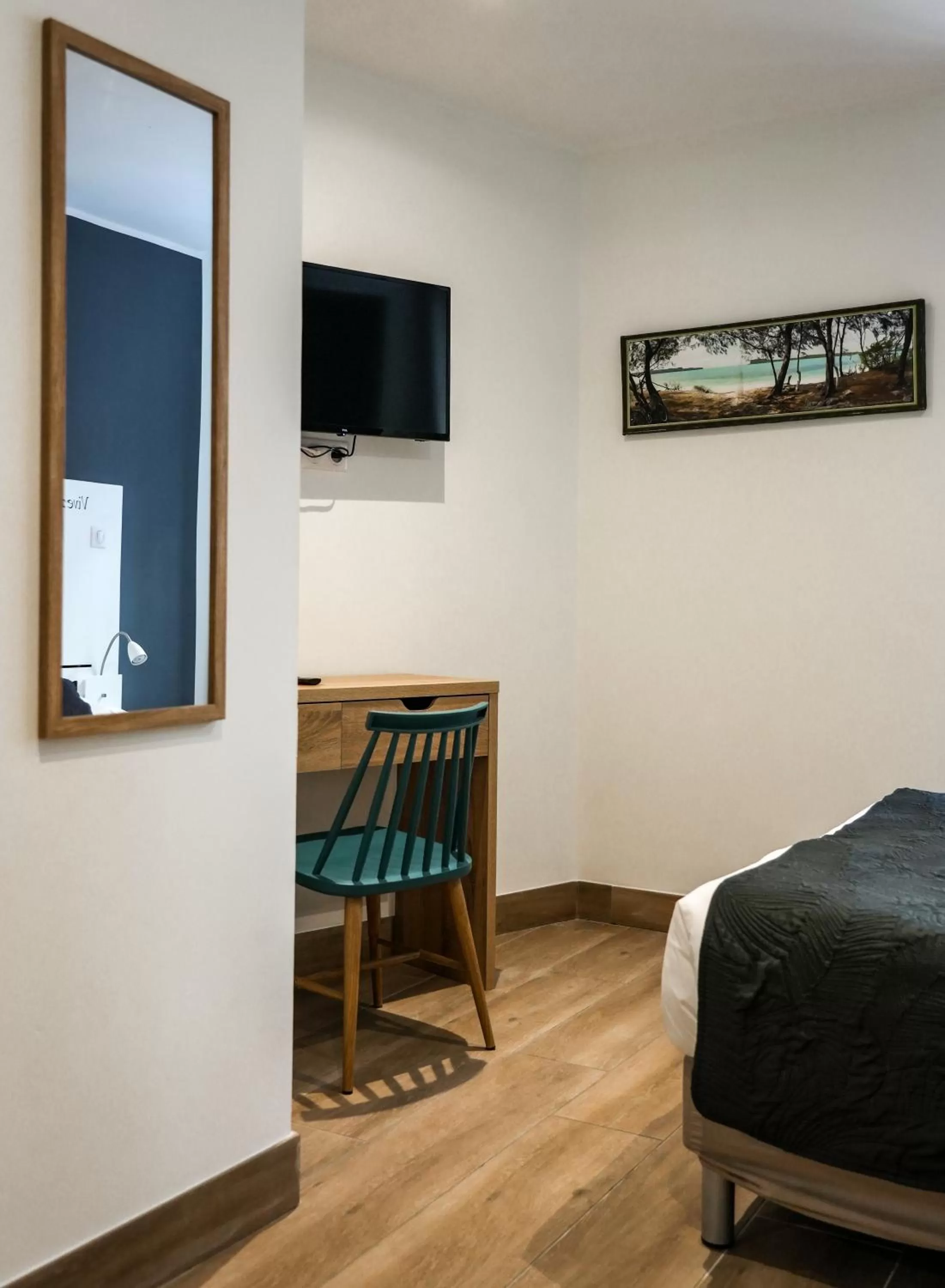 Property building, Bed in Celenya Hôtel